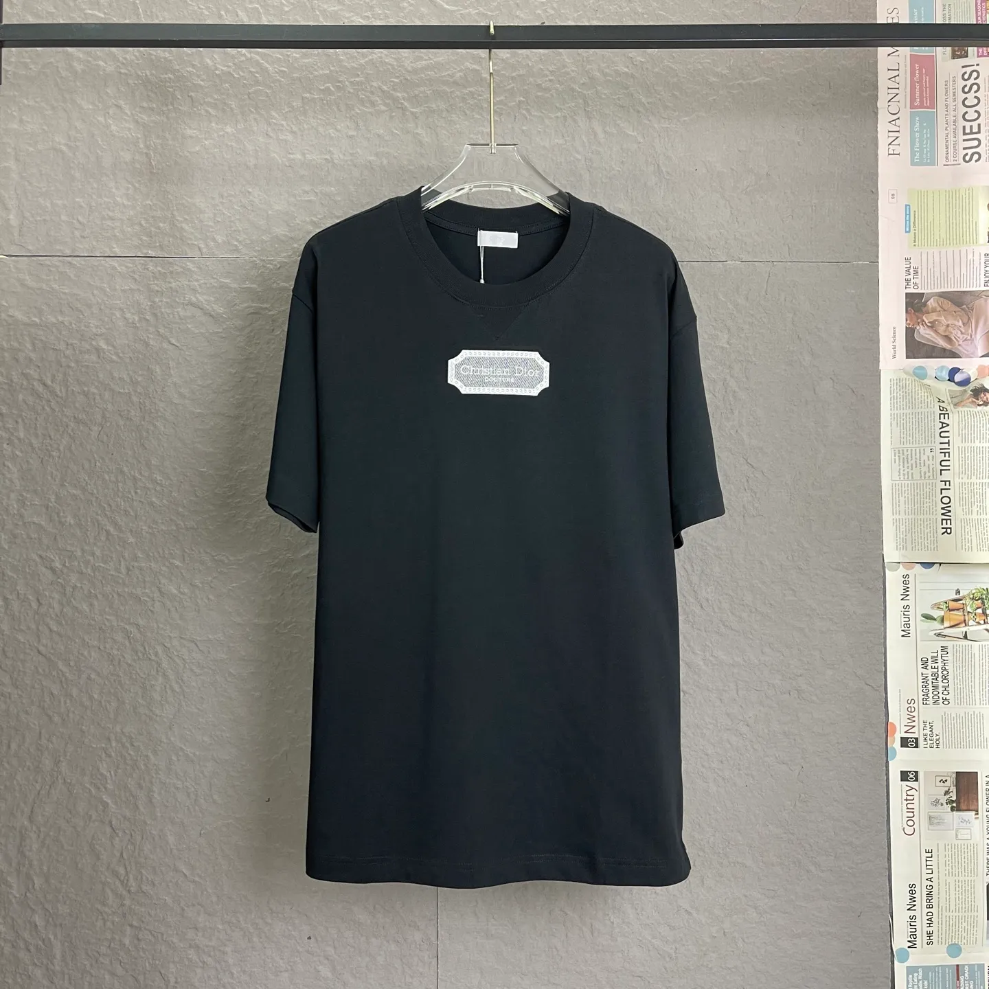 🅿️180 /A88 DIOR couture blade embroidered short-sleeved T-shirt. Exclusively customized with 300 grams of original plate. Double yarn pure cotton fabric texture is very soft and comfortable. 100% different from the market's top fabrics (does not shrink, does not deform, does not pill). Paired with 320 grams of 1x1 thread (fabric thread is dyed in the same vat, no color difference, not easy to deform). Original 1:1 version. Original 1:1 customized accessories. Collar label Care label, tag, packaging (perfect details) Color: black and white Size: S-XL