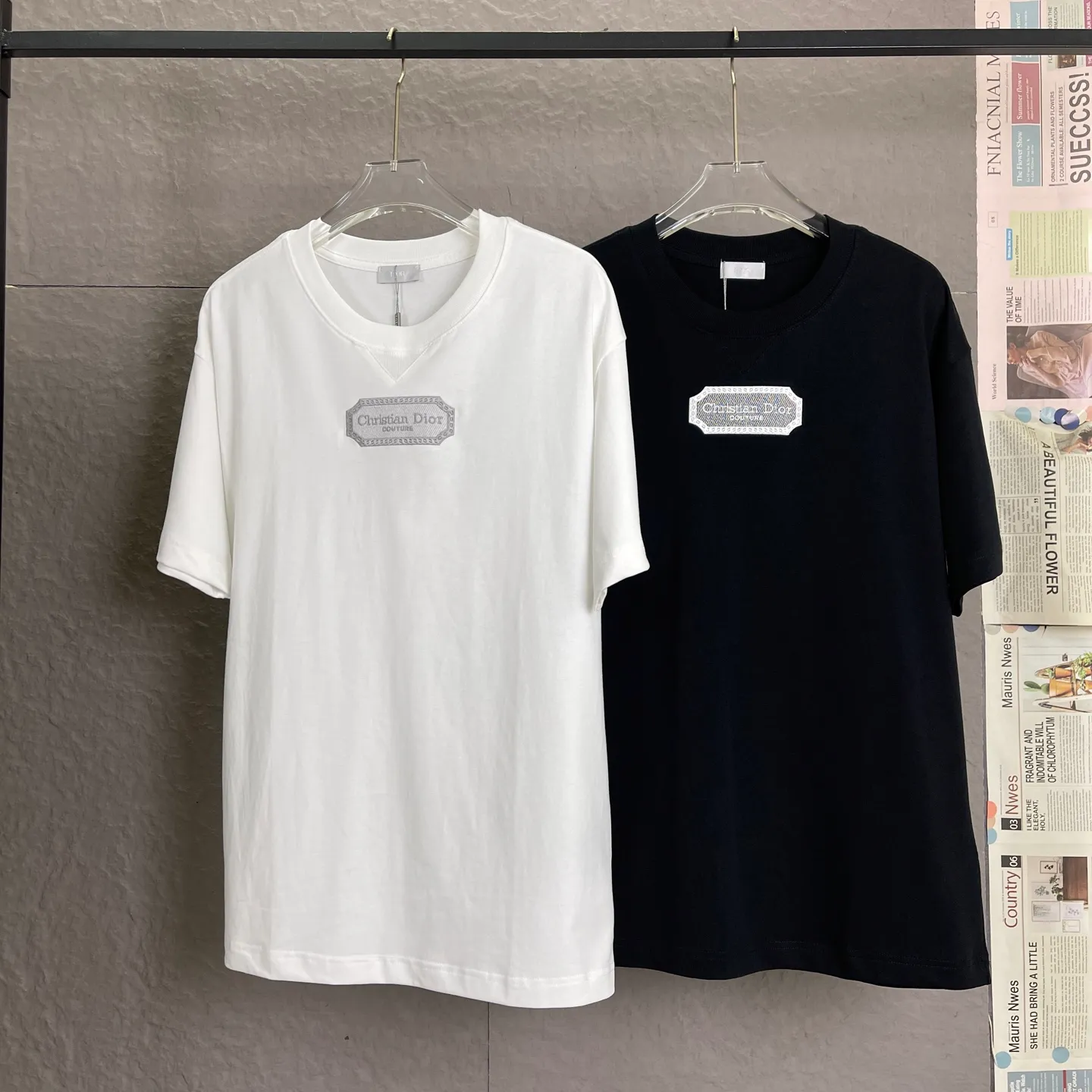 🅿️180 /A88 DIOR couture blade embroidered short-sleeved T-shirt. Exclusively customized with 300 grams of original plate. Double yarn pure cotton fabric texture is very soft and comfortable. 100% different from the market's top fabrics (does not shrink, does not deform, does not pill). Paired with 320 grams of 1x1 thread (fabric thread is dyed in the same vat, no color difference, not easy to deform). Original 1:1 version. Original 1:1 customized accessories. Collar label Care label, tag, packaging (perfect details) Color: black and white Size: S-XL