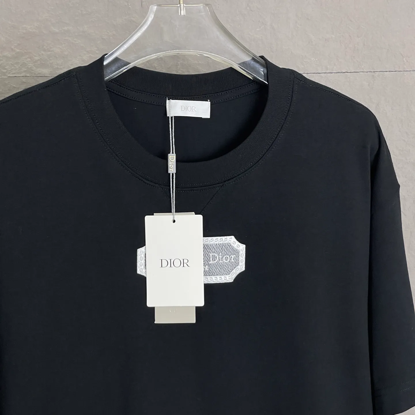 🅿️180 /A88 DIOR couture blade embroidered short-sleeved T-shirt. Exclusively customized with 300 grams of original plate. Double yarn pure cotton fabric texture is very soft and comfortable. 100% different from the market's top fabrics (does not shrink, does not deform, does not pill). Paired with 320 grams of 1x1 thread (fabric thread is dyed in the same vat, no color difference, not easy to deform). Original 1:1 version. Original 1:1 customized accessories. Collar label Care label, tag, packaging (perfect details) Color: black and white Size: S-XL