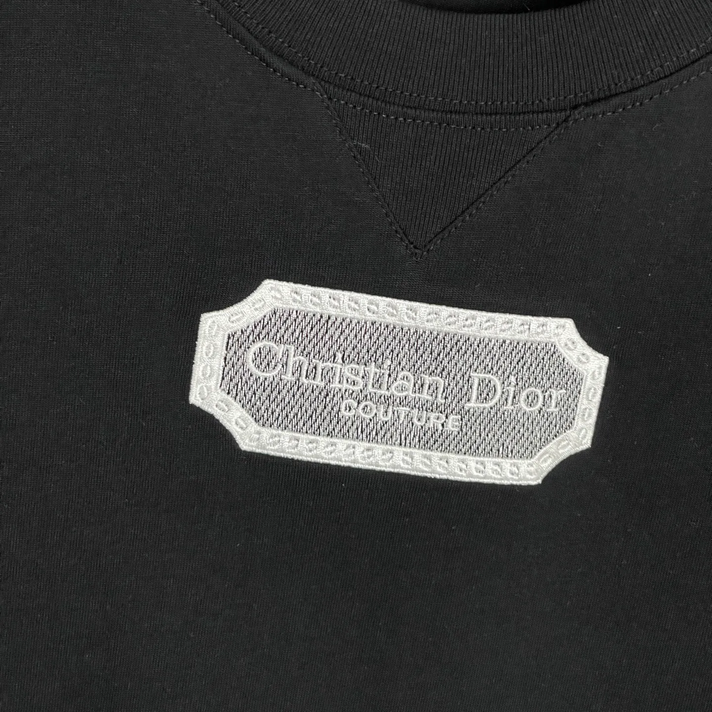 🅿️180 /A88 DIOR couture blade embroidered short-sleeved T-shirt. Exclusively customized with 300 grams of original plate. Double yarn pure cotton fabric texture is very soft and comfortable. 100% different from the market's top fabrics (does not shrink, does not deform, does not pill). Paired with 320 grams of 1x1 thread (fabric thread is dyed in the same vat, no color difference, not easy to deform). Original 1:1 version. Original 1:1 customized accessories. Collar label Care label, tag, packaging (perfect details) Color: black and white Size: S-XL