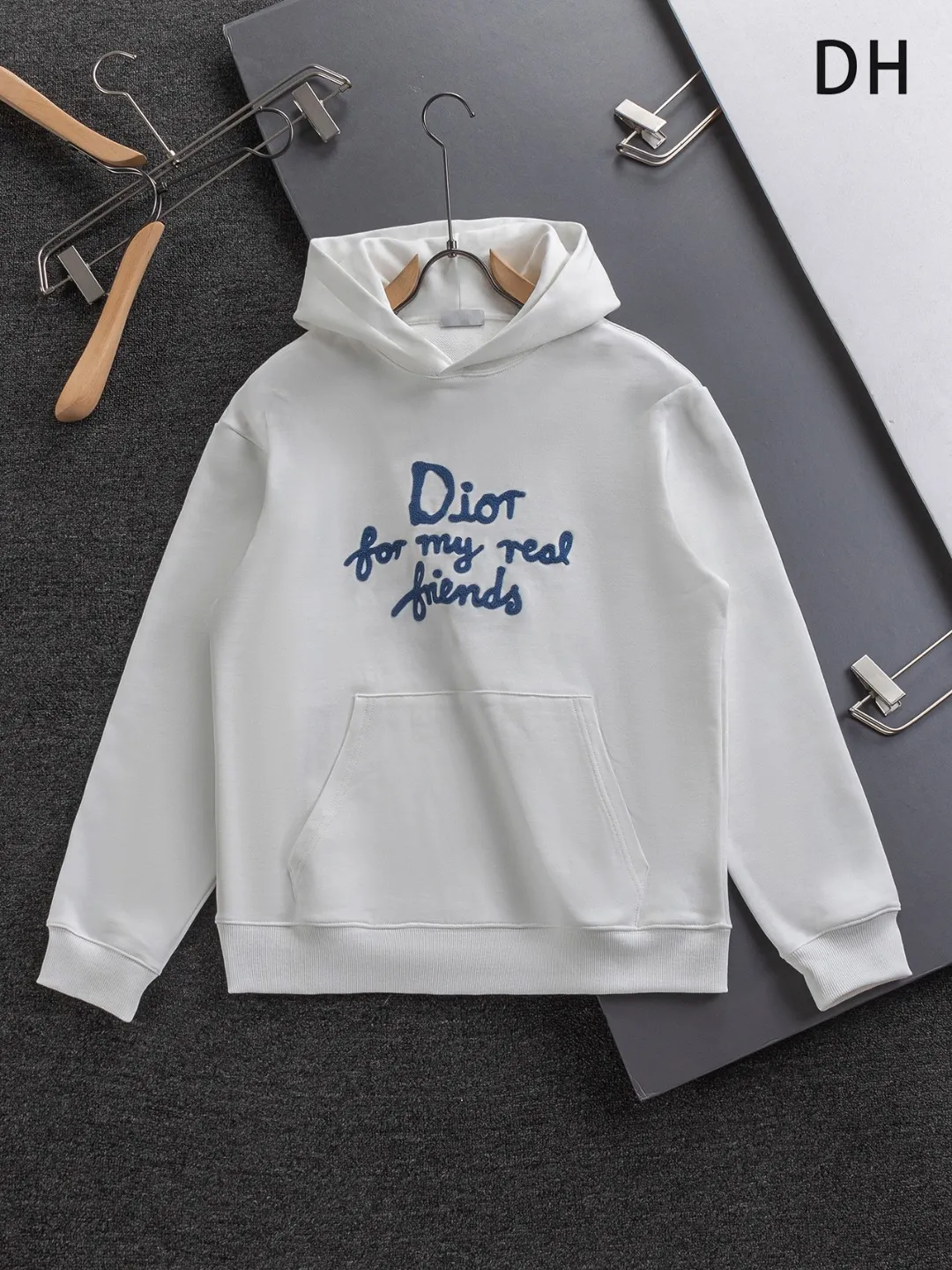 🅿️330 DIOR Dior CD micro wide version S-XL DIOR 25SS autumn and winter hooded sweatshirt timeless classic counter letter hand-painted signature on the chest🪡 embroidery As the leader in the luxury world, the D family is well-deserved. The first thing that catches the eye is the loose and comfortable black and white solid color version of the piece we are going to talk about today. The ribbed round collar has become the best modification of its version, and the D family has the upper body LOGO listed on the front, and the unique embroidery design of the letter logo patch highlights the texture! The most traditional modification method combined with the simplest color scale contrast forms the strongest and direct contrast, and this is often the most concise and clear minimalist modification method~~A nostalgic classic atmosphere also spreads in this work inadvertently! ! Featuring a distinctive 47 logo patch embroidery on the front, a unique tribute to Dior's historic year! Coupled with the blessing of 440 grams of cotton material, both the comfort of the upper body is unparalleled. It can be said to be a must-have companion in summer. The excellent breathability and comfortable wearing feeling are unparalleled~ Recommended! ! Color: Black and white Size: S-XL Size chart: S: Shoulder width 51-Bust 56-Length 69 M: Shoulder width 52.5-Bust 58-Length 71 L: Shoulder width 54-Bust 60-Length 73 XL: Shoulder width 55.5-Bust 62-Length 75