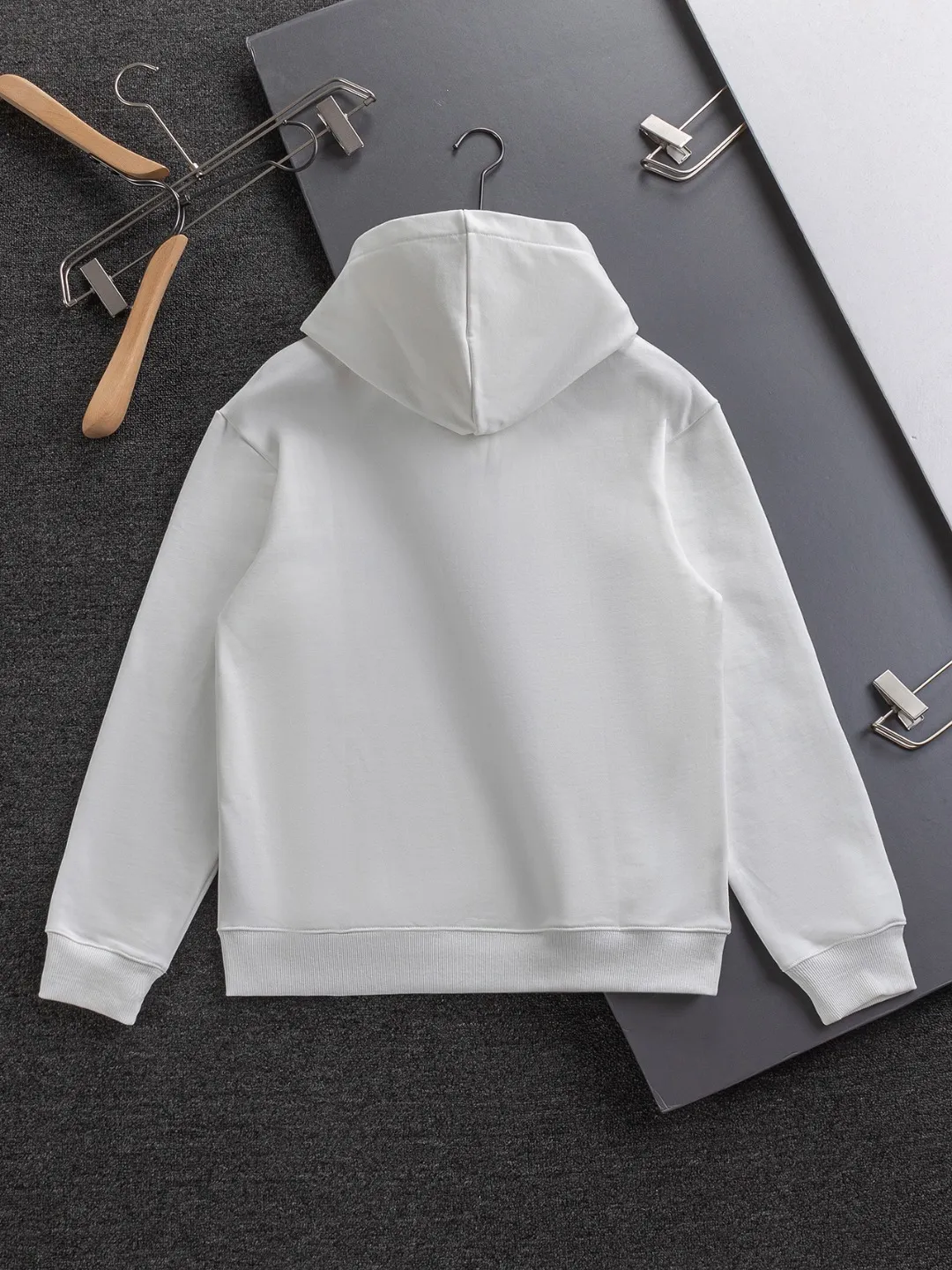 🅿️330 DIOR Dior CD micro wide version S-XL DIOR 25SS autumn and winter hooded sweatshirt timeless classic counter letter hand-painted signature on the chest🪡 embroidery As the leader in the luxury world, the D family is well-deserved. The first thing that catches the eye is the loose and comfortable black and white solid color version of the piece we are going to talk about today. The ribbed round collar has become the best modification of its version, and the D family has the upper body LOGO listed on the front, and the unique embroidery design of the letter logo patch highlights the texture! The most traditional modification method combined with the simplest color scale contrast forms the strongest and direct contrast, and this is often the most concise and clear minimalist modification method~~A nostalgic classic atmosphere also spreads in this work inadvertently! ! Featuring a distinctive 47 logo patch embroidery on the front, a unique tribute to Dior's historic year! Coupled with the blessing of 440 grams of cotton material, both the comfort of the upper body is unparalleled. It can be said to be a must-have companion in summer. The excellent breathability and comfortable wearing feeling are unparalleled~ Recommended! ! Color: Black and white Size: S-XL Size chart: S: Shoulder width 51-Bust 56-Length 69 M: Shoulder width 52.5-Bust 58-Length 71 L: Shoulder width 54-Bust 60-Length 73 XL: Shoulder width 55.5-Bust 62-Length 75