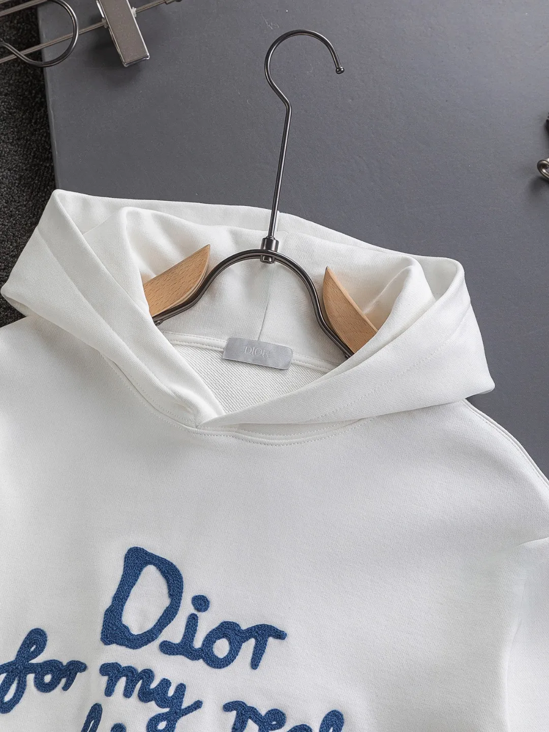 🅿️330 DIOR Dior CD micro wide version S-XL DIOR 25SS autumn and winter hooded sweatshirt timeless classic counter letter hand-painted signature on the chest🪡 embroidery As the leader in the luxury world, the D family is well-deserved. The first thing that catches the eye is the loose and comfortable black and white solid color version of the piece we are going to talk about today. The ribbed round collar has become the best modification of its version, and the D family has the upper body LOGO listed on the front, and the unique embroidery design of the letter logo patch highlights the texture! The most traditional modification method combined with the simplest color scale contrast forms the strongest and direct contrast, and this is often the most concise and clear minimalist modification method~~A nostalgic classic atmosphere also spreads in this work inadvertently! ! Featuring a distinctive 47 logo patch embroidery on the front, a unique tribute to Dior's historic year! Coupled with the blessing of 440 grams of cotton material, both the comfort of the upper body is unparalleled. It can be said to be a must-have companion in summer. The excellent breathability and comfortable wearing feeling are unparalleled~ Recommended! ! Color: Black and white Size: S-XL Size chart: S: Shoulder width 51-Bust 56-Length 69 M: Shoulder width 52.5-Bust 58-Length 71 L: Shoulder width 54-Bust 60-Length 73 XL: Shoulder width 55.5-Bust 62-Length 75