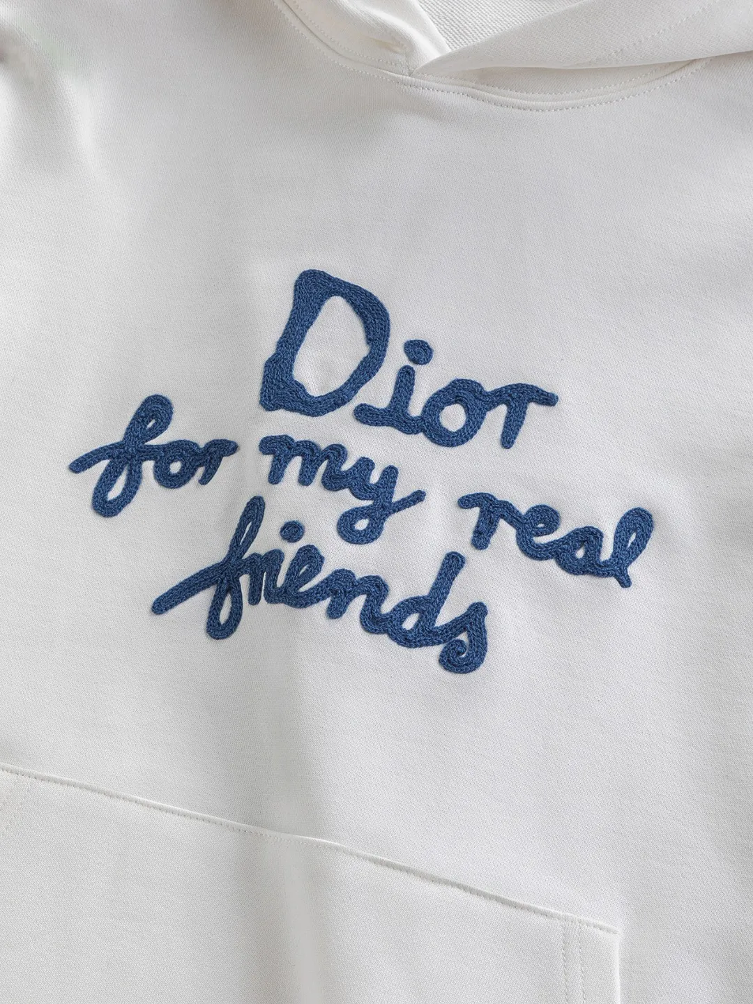 🅿️330 DIOR Dior CD micro wide version S-XL DIOR 25SS autumn and winter hooded sweatshirt timeless classic counter letter hand-painted signature on the chest🪡 embroidery As the leader in the luxury world, the D family is well-deserved. The first thing that catches the eye is the loose and comfortable black and white solid color version of the piece we are going to talk about today. The ribbed round collar has become the best modification of its version, and the D family has the upper body LOGO listed on the front, and the unique embroidery design of the letter logo patch highlights the texture! The most traditional modification method combined with the simplest color scale contrast forms the strongest and direct contrast, and this is often the most concise and clear minimalist modification method~~A nostalgic classic atmosphere also spreads in this work inadvertently! ! Featuring a distinctive 47 logo patch embroidery on the front, a unique tribute to Dior's historic year! Coupled with the blessing of 440 grams of cotton material, both the comfort of the upper body is unparalleled. It can be said to be a must-have companion in summer. The excellent breathability and comfortable wearing feeling are unparalleled~ Recommended! ! Color: Black and white Size: S-XL Size chart: S: Shoulder width 51-Bust 56-Length 69 M: Shoulder width 52.5-Bust 58-Length 71 L: Shoulder width 54-Bust 60-Length 73 XL: Shoulder width 55.5-Bust 62-Length 75