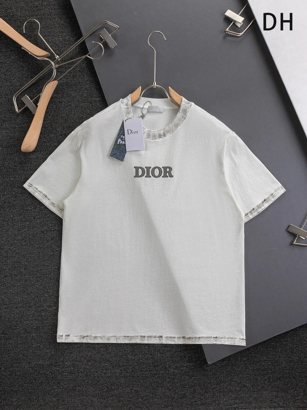 🅿️210 Dior Dior dior micro wide version CD micro wide version S-Xl 26ss will always be unbeatable, classic style, permanent boutique, timeless classic washed style at the counter, front and rear snake pattern CD letter logo🪡 embroidery, neckline, sleeve hem, washed heavy craftsmanship logo pattern, heavy craftsmanship, same style for men and women, short-sleeved T-shirt, cotton blended terry jersey fabric, original development This is from the 2025 beachwear limited series. The full-logo jacquard towel highlights the classic Obliave flower. It is matched with an S-shaped round neck and topstitching. It is unique. The whole body is decorated with obliqve jacquard. The ribbed round neck is matched with V-shaped topstitching. Customized accessories. The whole body is customized and developed according to the Y-panel... Complete with three standards, it can control various styles and pay tribute to Dior's historic year! Coupled with the blessing of full-flower cotton material, both the upper body comfort and the existence are unparalleled. It can be said to be a must-have companion in summer. The excellent breathability and comfortable wearing feeling are unparalleled~ Recommended! ! Same style for men and women! Color: Black White Size: S-XL Size chart: S: Shoulder width 55-Bust 56-Length 71.5 M: Shoulder width 56.5-Bust 58-Length 73 L: Shoulder width 58-Bust 60-Length 74.5 XL: Shoulder width 59.5-Bust 62-Length 76