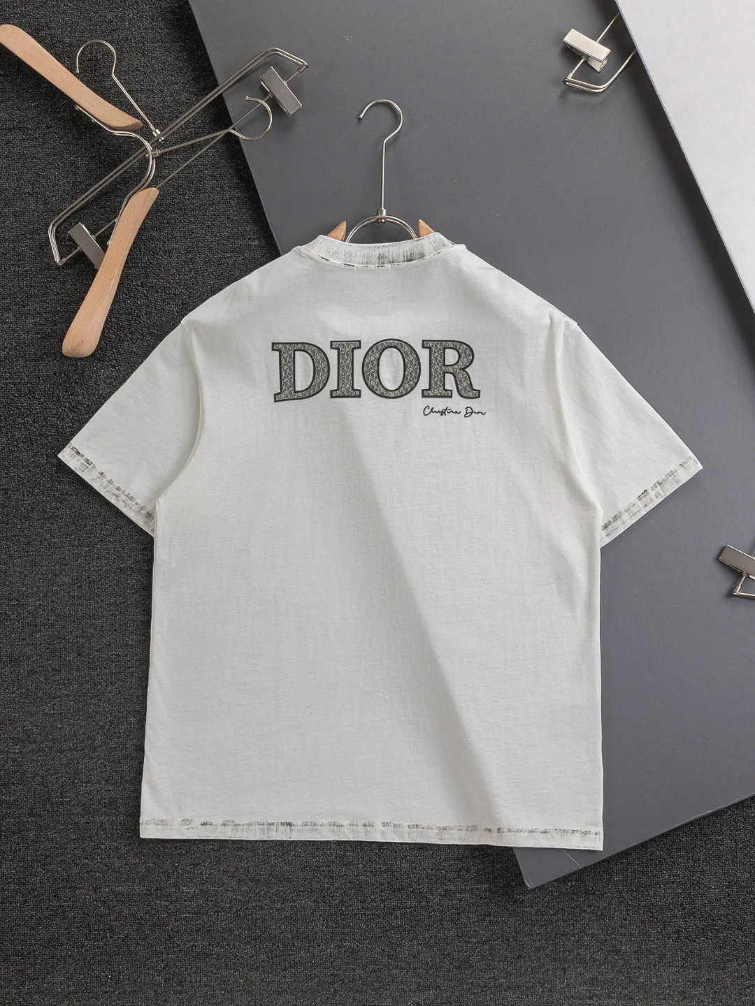 🅿️210 Dior Dior dior micro wide version CD micro wide version S-Xl 26ss will always be unbeatable, classic style, permanent boutique, timeless classic washed style at the counter, front and rear snake pattern CD letter logo🪡 embroidery, neckline, sleeve hem, washed heavy craftsmanship logo pattern, heavy craftsmanship, same style for men and women, short-sleeved T-shirt, cotton blended terry jersey fabric, original development This is from the 2025 beachwear limited series. The full-logo jacquard towel highlights the classic Obliave flower. It is matched with an S-shaped round neck and topstitching. It is unique. The whole body is decorated with obliqve jacquard. The ribbed round neck is matched with V-shaped topstitching. Customized accessories. The whole body is customized and developed according to the Y-panel... Complete with three standards, it can control various styles and pay tribute to Dior's historic year! Coupled with the blessing of full-flower cotton material, both the upper body comfort and the existence are unparalleled. It can be said to be a must-have companion in summer. The excellent breathability and comfortable wearing feeling are unparalleled~ Recommended! ! Same style for men and women! Color: Black White Size: S-XL Size chart: S: Shoulder width 55-Bust 56-Length 71.5 M: Shoulder width 56.5-Bust 58-Length 73 L: Shoulder width 58-Bust 60-Length 74.5 XL: Shoulder width 59.5-Bust 62-Length 76