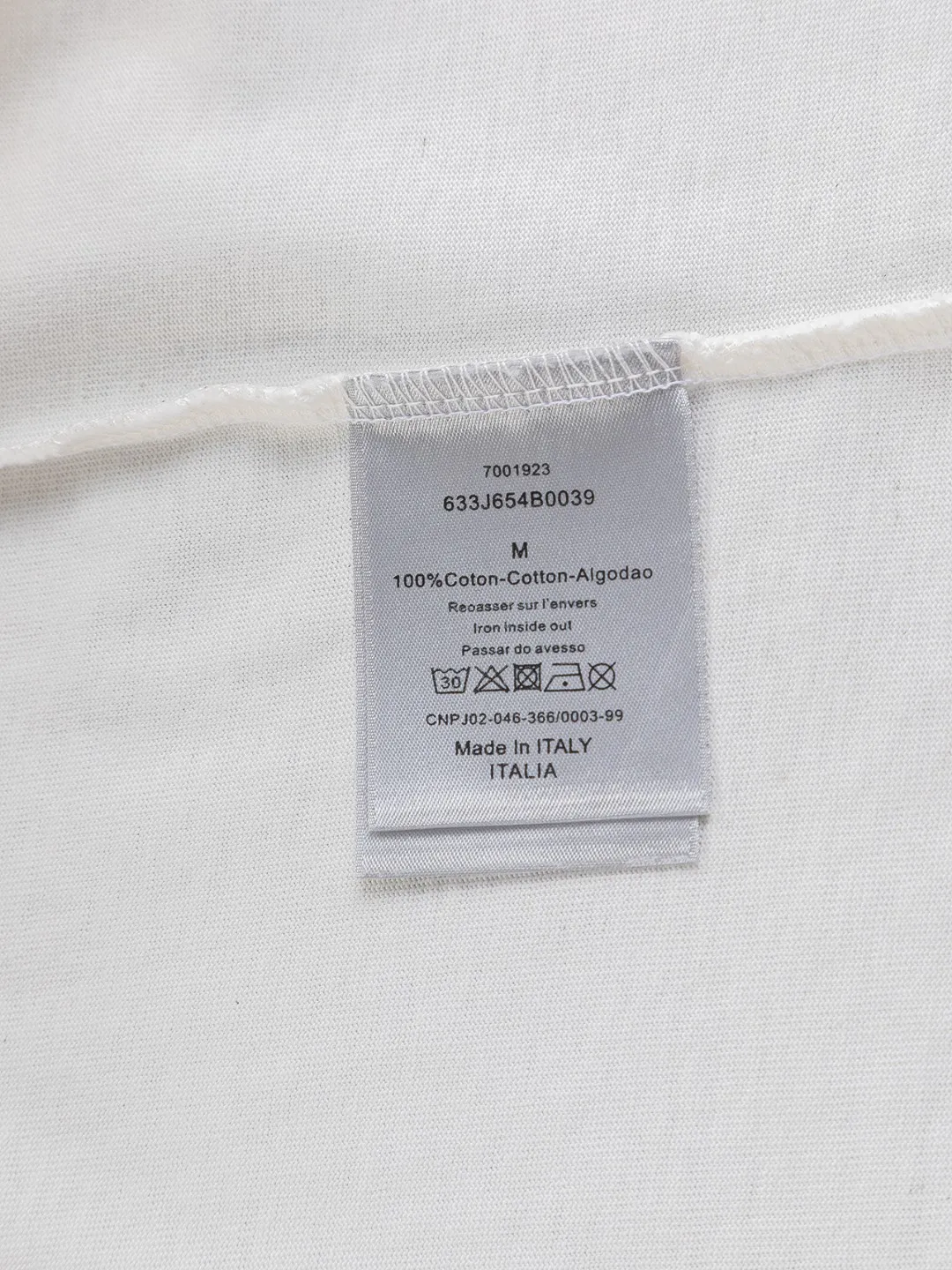 🅿️210 Dior Dior dior micro wide version CD micro wide version S-Xl 26ss will always be unbeatable, classic style, permanent boutique, timeless classic washed style at the counter, front and rear snake pattern CD letter logo🪡 embroidery, neckline, sleeve hem, washed heavy craftsmanship logo pattern, heavy craftsmanship, same style for men and women, short-sleeved T-shirt, cotton blended terry jersey fabric, original development This is from the 2025 beachwear limited series. The full-logo jacquard towel highlights the classic Obliave flower. It is matched with an S-shaped round neck and topstitching. It is unique. The whole body is decorated with obliqve jacquard. The ribbed round neck is matched with V-shaped topstitching. Customized accessories. The whole body is customized and developed according to the Y-panel... Complete with three standards, it can control various styles and pay tribute to Dior's historic year! Coupled with the blessing of full-flower cotton material, both the upper body comfort and the existence are unparalleled. It can be said to be a must-have companion in summer. The excellent breathability and comfortable wearing feeling are unparalleled~ Recommended! ! Same style for men and women! Color: Black White Size: S-XL Size chart: S: Shoulder width 55-Bust 56-Length 71.5 M: Shoulder width 56.5-Bust 58-Length 73 L: Shoulder width 58-Bust 60-Length 74.5 XL: Shoulder width 59.5-Bust 62-Length 76
