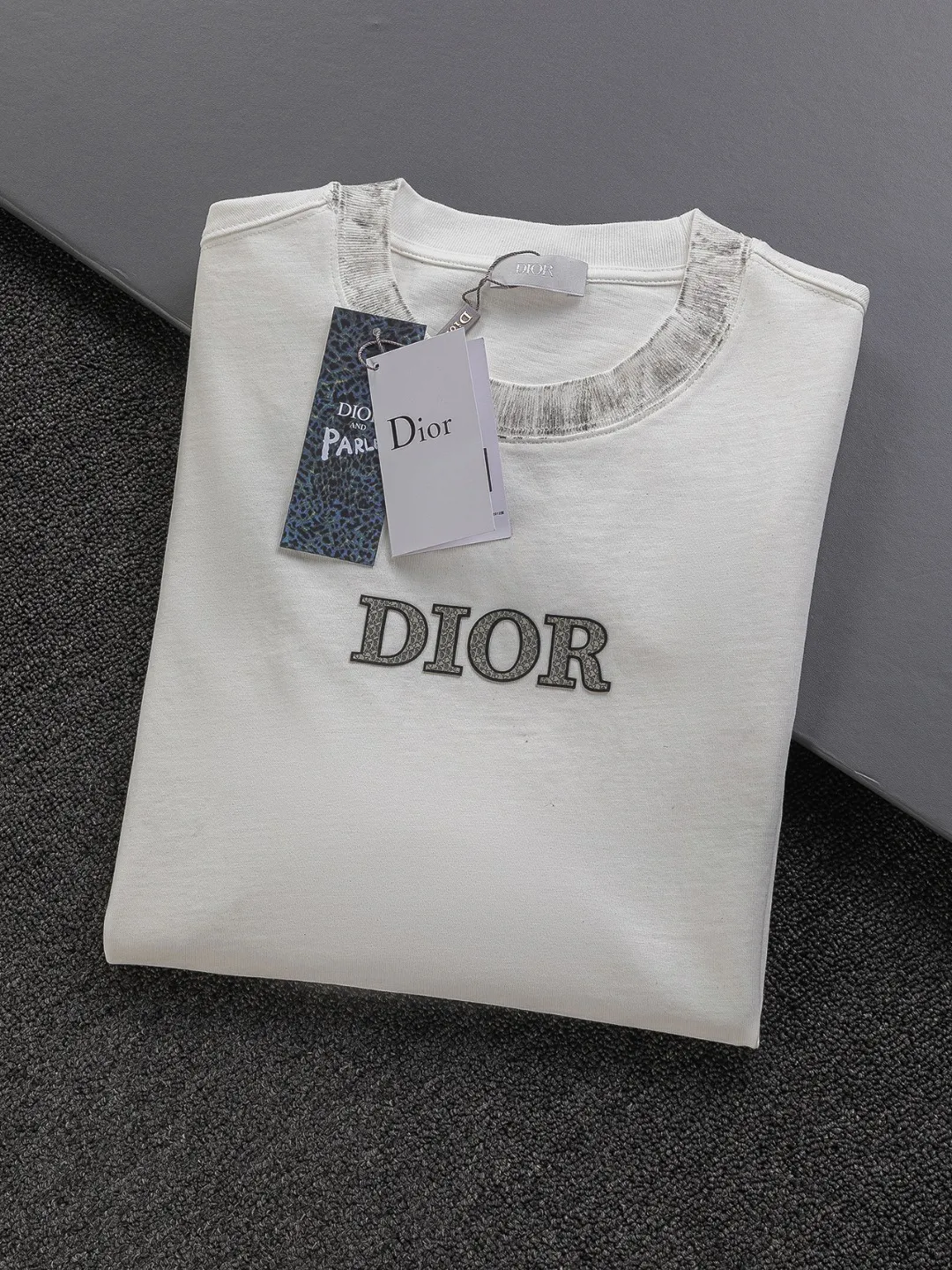 🅿️210 Dior Dior dior micro wide version CD micro wide version S-Xl 26ss will always be unbeatable, classic style, permanent boutique, timeless classic washed style at the counter, front and rear snake pattern CD letter logo🪡 embroidery, neckline, sleeve hem, washed heavy craftsmanship logo pattern, heavy craftsmanship, same style for men and women, short-sleeved T-shirt, cotton blended terry jersey fabric, original development This is from the 2025 beachwear limited series. The full-logo jacquard towel highlights the classic Obliave flower. It is matched with an S-shaped round neck and topstitching. It is unique. The whole body is decorated with obliqve jacquard. The ribbed round neck is matched with V-shaped topstitching. Customized accessories. The whole body is customized and developed according to the Y-panel... Complete with three standards, it can control various styles and pay tribute to Dior's historic year! Coupled with the blessing of full-flower cotton material, both the upper body comfort and the existence are unparalleled. It can be said to be a must-have companion in summer. The excellent breathability and comfortable wearing feeling are unparalleled~ Recommended! ! Same style for men and women! Color: Black White Size: S-XL Size chart: S: Shoulder width 55-Bust 56-Length 71.5 M: Shoulder width 56.5-Bust 58-Length 73 L: Shoulder width 58-Bust 60-Length 74.5 XL: Shoulder width 59.5-Bust 62-Length 76