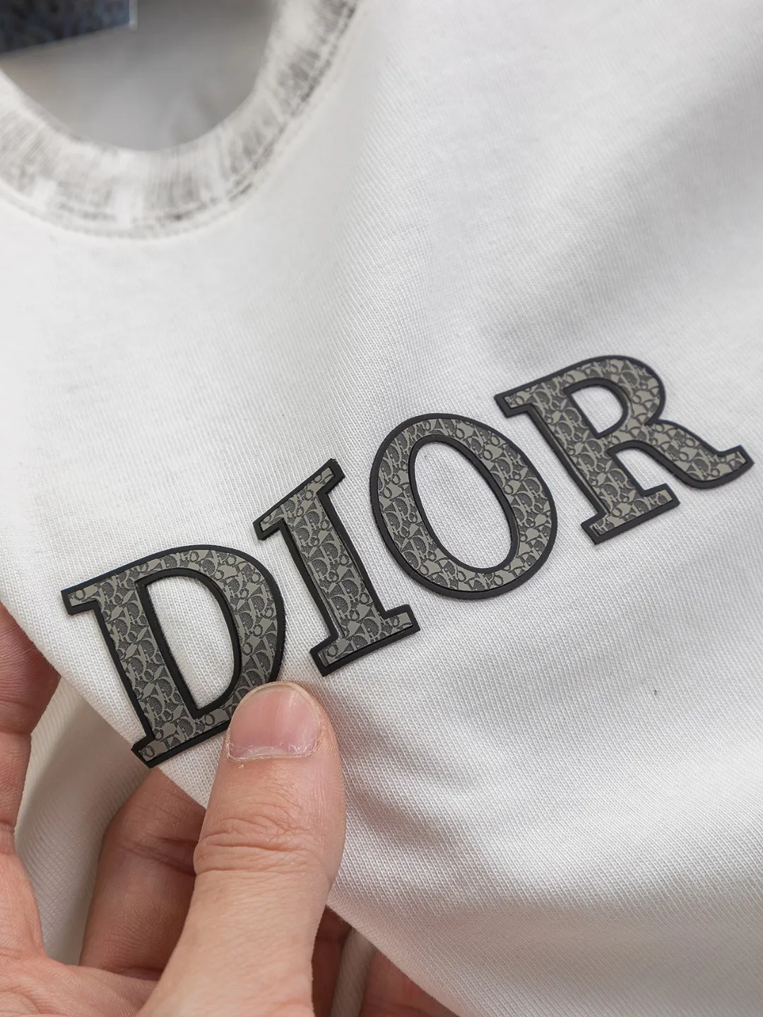 🅿️210 Dior Dior dior micro wide version CD micro wide version S-Xl 26ss will always be unbeatable, classic style, permanent boutique, timeless classic washed style at the counter, front and rear snake pattern CD letter logo🪡 embroidery, neckline, sleeve hem, washed heavy craftsmanship logo pattern, heavy craftsmanship, same style for men and women, short-sleeved T-shirt, cotton blended terry jersey fabric, original development This is from the 2025 beachwear limited series. The full-logo jacquard towel highlights the classic Obliave flower. It is matched with an S-shaped round neck and topstitching. It is unique. The whole body is decorated with obliqve jacquard. The ribbed round neck is matched with V-shaped topstitching. Customized accessories. The whole body is customized and developed according to the Y-panel... Complete with three standards, it can control various styles and pay tribute to Dior's historic year! Coupled with the blessing of full-flower cotton material, both the upper body comfort and the existence are unparalleled. It can be said to be a must-have companion in summer. The excellent breathability and comfortable wearing feeling are unparalleled~ Recommended! ! Same style for men and women! Color: Black White Size: S-XL Size chart: S: Shoulder width 55-Bust 56-Length 71.5 M: Shoulder width 56.5-Bust 58-Length 73 L: Shoulder width 58-Bust 60-Length 74.5 XL: Shoulder width 59.5-Bust 62-Length 76