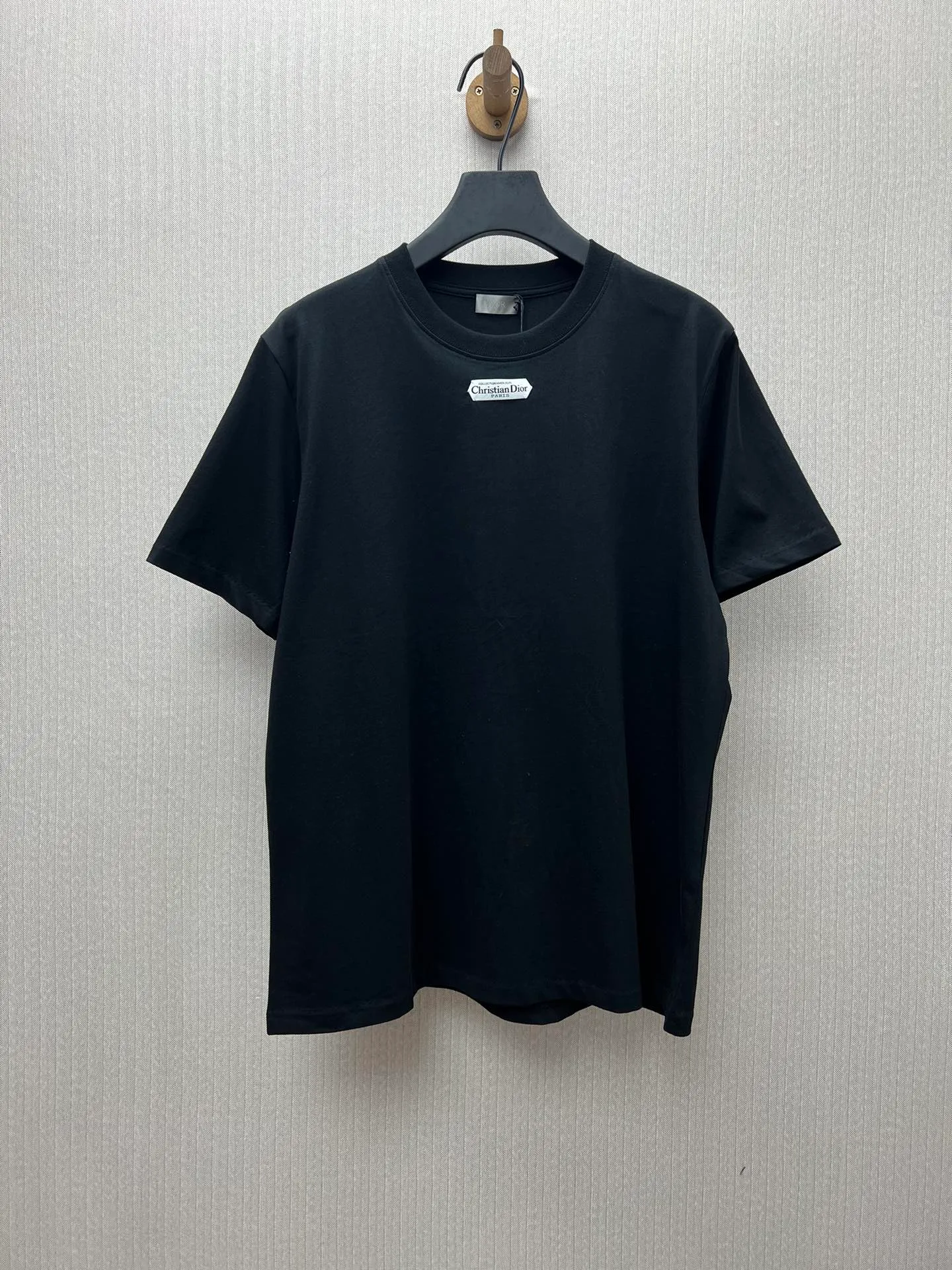 🅿️260 Dior 25ss new T-shirt is a new product of the 2025 winter men's wear series. It is decorated with a Christian Dior Paris logo label inspired by the spirit of Dior haute couture to enhance the style and pay tribute to the extraordinary craftsmanship of the Dior workshop. Crafted from glossy white cotton-jersey with a ribbed crew neck, it can be worn layered with a bomber jacket or paired with jeans for a casual look. Size: S.M.L.XL.