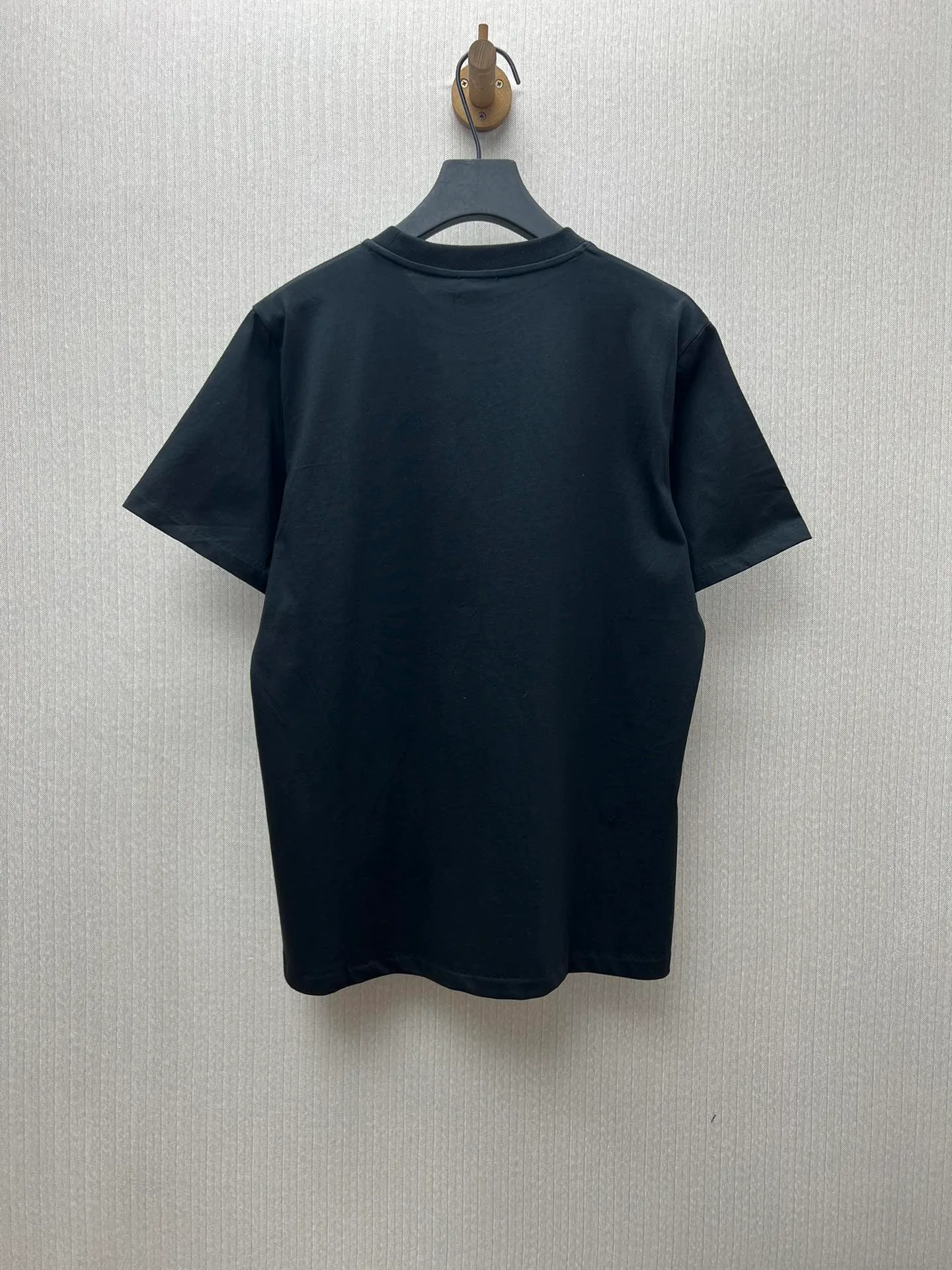 🅿️260 Dior 25ss new T-shirt is a new product of the 2025 winter men's wear series. It is decorated with a Christian Dior Paris logo label inspired by the spirit of Dior haute couture to enhance the style and pay tribute to the extraordinary craftsmanship of the Dior workshop. Crafted from glossy white cotton-jersey with a ribbed crew neck, it can be worn layered with a bomber jacket or paired with jeans for a casual look. Size: S.M.L.XL.