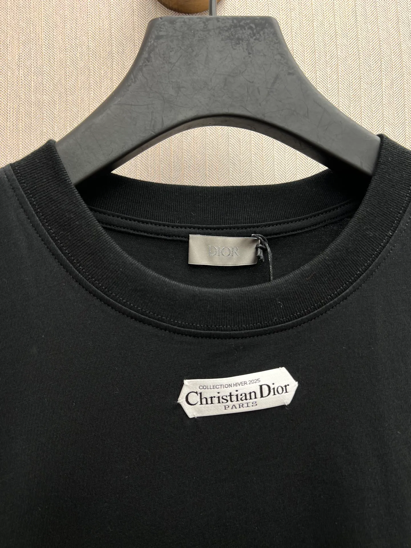 🅿️260 Dior 25ss new T-shirt is a new product of the 2025 winter men's wear series. It is decorated with a Christian Dior Paris logo label inspired by the spirit of Dior haute couture to enhance the style and pay tribute to the extraordinary craftsmanship of the Dior workshop. Crafted from glossy white cotton-jersey with a ribbed crew neck, it can be worn layered with a bomber jacket or paired with jeans for a casual look. Size: S.M.L.XL.