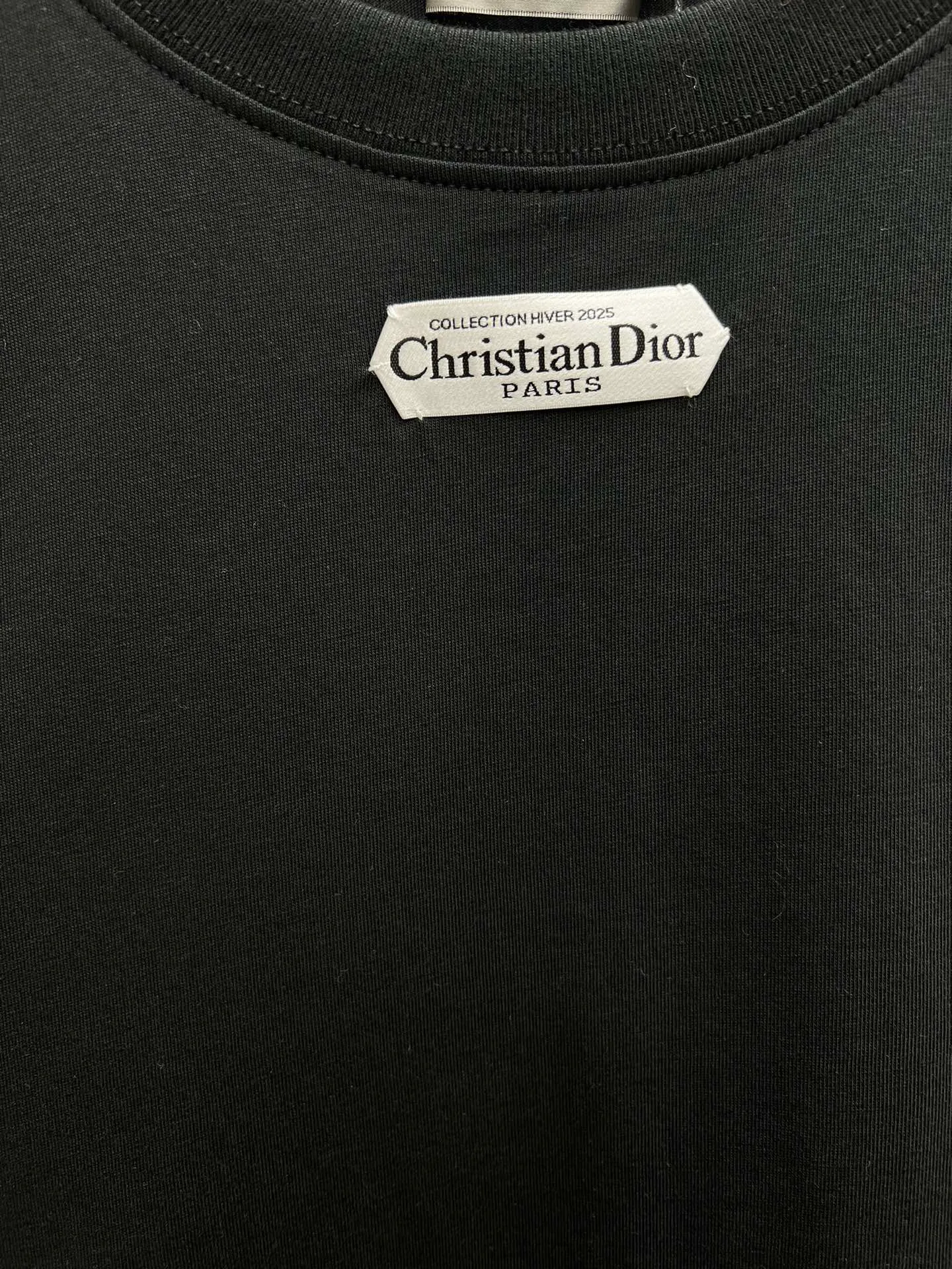 🅿️260 Dior 25ss new T-shirt is a new product of the 2025 winter men's wear series. It is decorated with a Christian Dior Paris logo label inspired by the spirit of Dior haute couture to enhance the style and pay tribute to the extraordinary craftsmanship of the Dior workshop. Crafted from glossy white cotton-jersey with a ribbed crew neck, it can be worn layered with a bomber jacket or paired with jeans for a casual look. Size: S.M.L.XL.