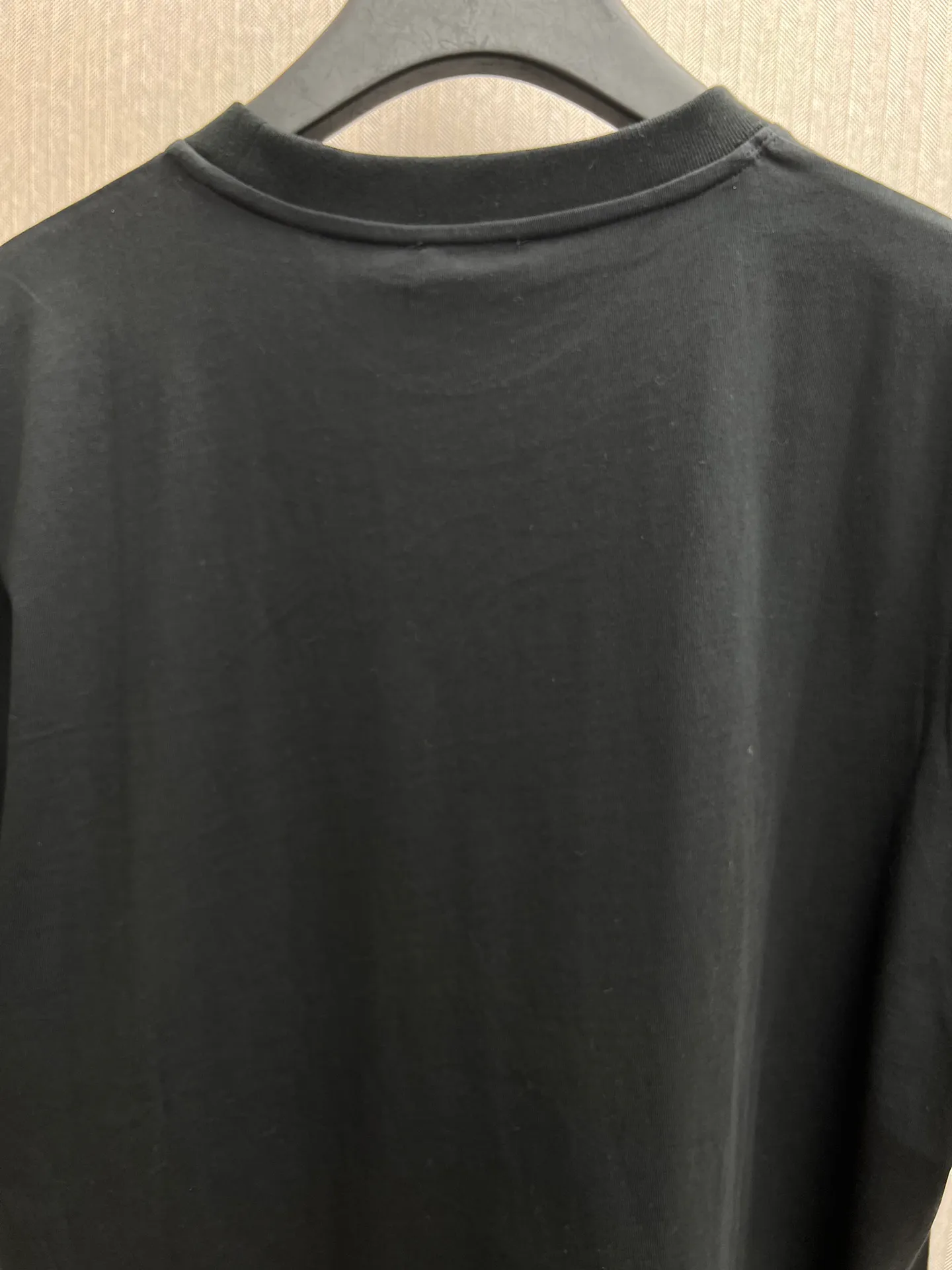 🅿️260 Dior 25ss new T-shirt is a new product of the 2025 winter men's wear series. It is decorated with a Christian Dior Paris logo label inspired by the spirit of Dior haute couture to enhance the style and pay tribute to the extraordinary craftsmanship of the Dior workshop. Crafted from glossy white cotton-jersey with a ribbed crew neck, it can be worn layered with a bomber jacket or paired with jeans for a casual look. Size: S.M.L.XL.