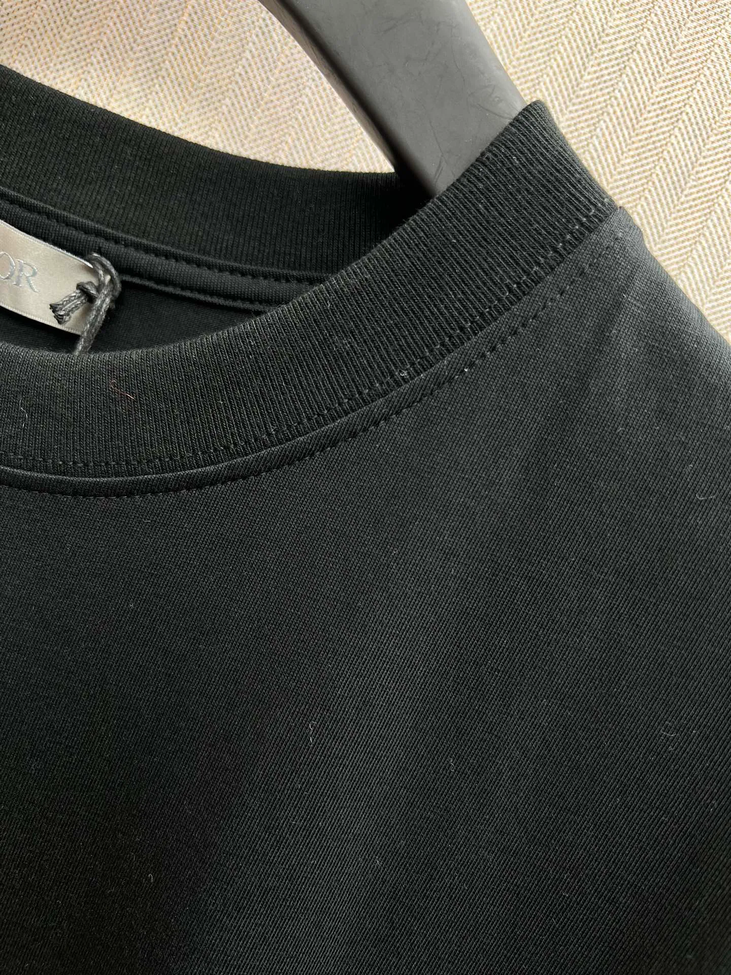 🅿️260 Dior 25ss new T-shirt is a new product of the 2025 winter men's wear series. It is decorated with a Christian Dior Paris logo label inspired by the spirit of Dior haute couture to enhance the style and pay tribute to the extraordinary craftsmanship of the Dior workshop. Crafted from glossy white cotton-jersey with a ribbed crew neck, it can be worn layered with a bomber jacket or paired with jeans for a casual look. Size: S.M.L.XL.