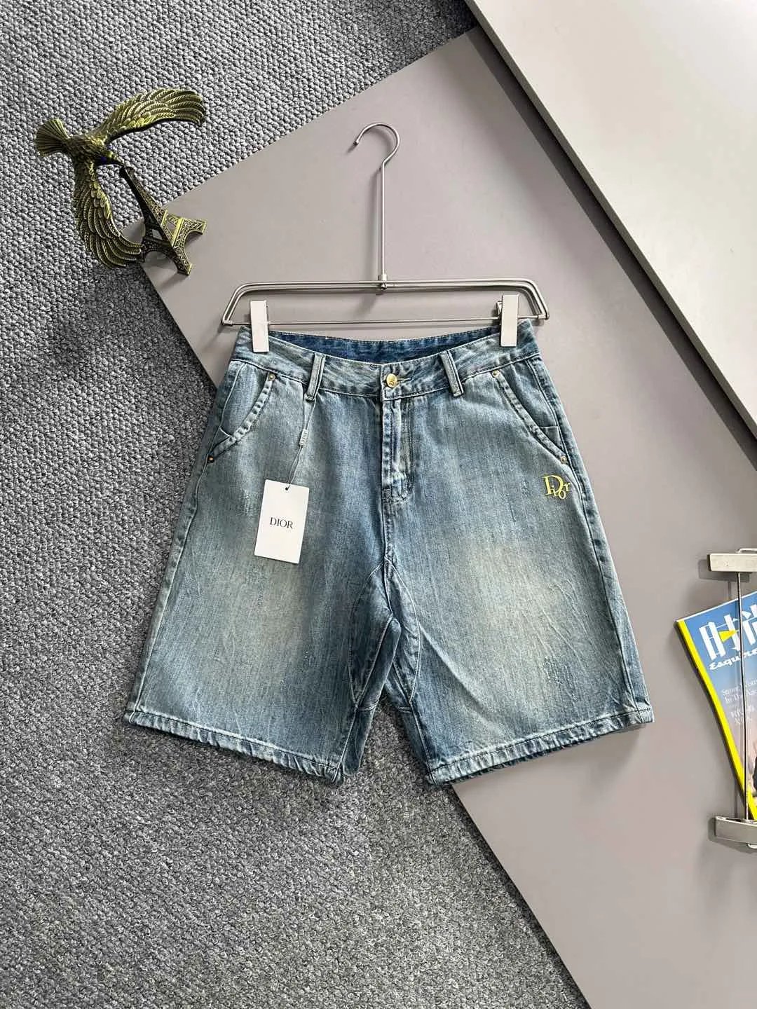🅿️330 Dior 2025 summer new jeans denim shorts are produced using imported Japanese Denim plain cotton denim fabrics, complete with three standards. The top stone-washed process makes the texture reach the old taste of the 1980s. It is soft, delicate, comfortable and breathable. The color has a modern and fashionable vicissitudes. The upper body is versatile and fashionable! Light luxury, a must-have item for daily commuting! Code number: 28-38 (please state your height and weight when placing an order)