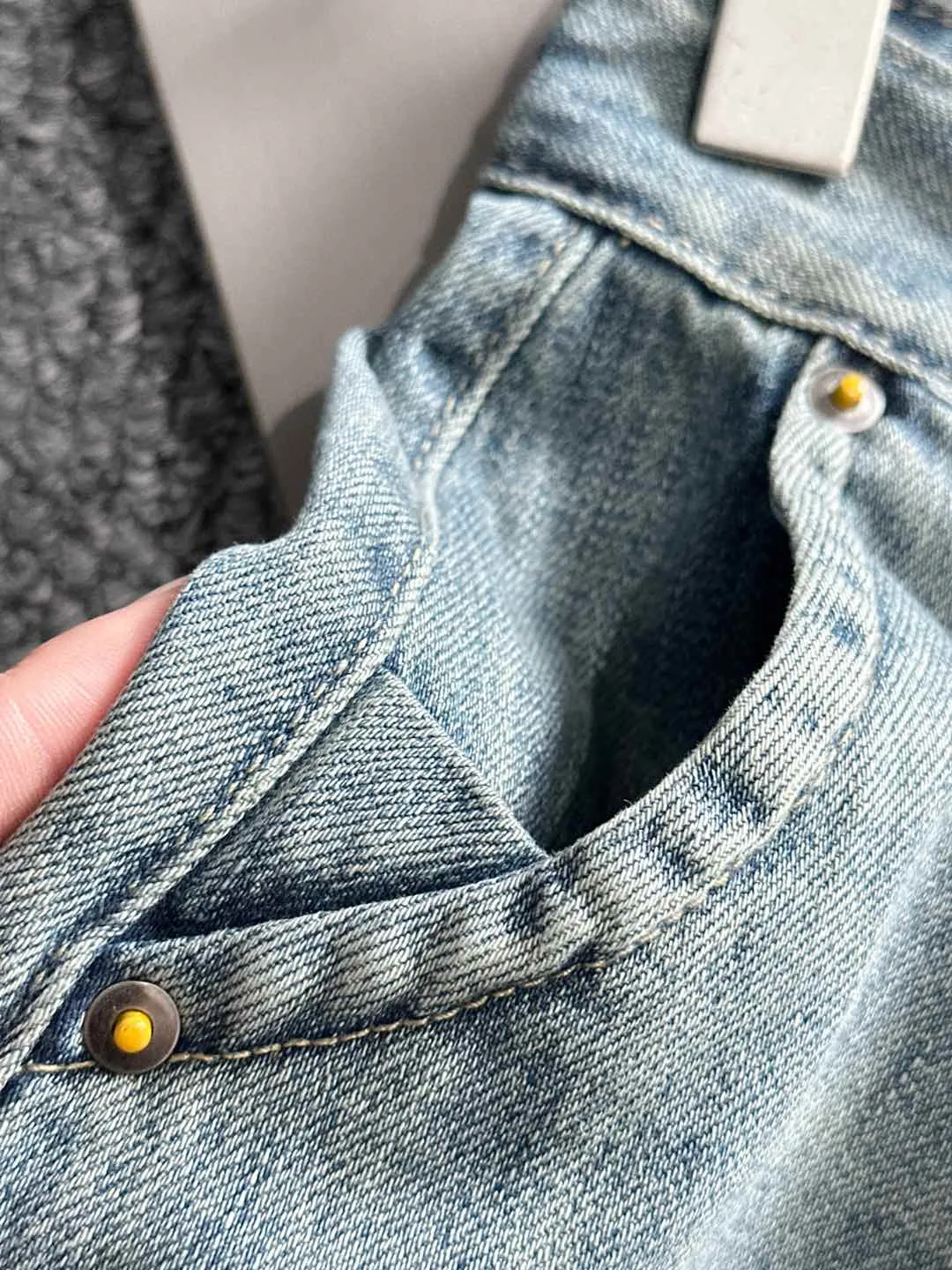 🅿️330 Dior 2025 summer new jeans denim shorts are produced using imported Japanese Denim plain cotton denim fabrics, complete with three standards. The top stone-washed process makes the texture reach the old taste of the 1980s. It is soft, delicate, comfortable and breathable. The color has a modern and fashionable vicissitudes. The upper body is versatile and fashionable! Light luxury, a must-have item for daily commuting! Code number: 28-38 (please state your height and weight when placing an order)