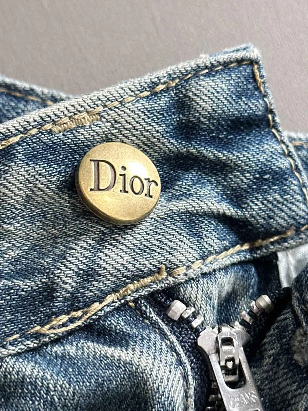🅿️330 Dior 2025 summer new jeans denim shorts are produced using imported Japanese Denim plain cotton denim fabrics, complete with three standards. The top stone-washed process makes the texture reach the old taste of the 1980s. It is soft, delicate, comfortable and breathable. The color has a modern and fashionable vicissitudes. The upper body is versatile and fashionable! Light luxury, a must-have item for daily commuting! Code number: 28-38 (please state your height and weight when placing an order)