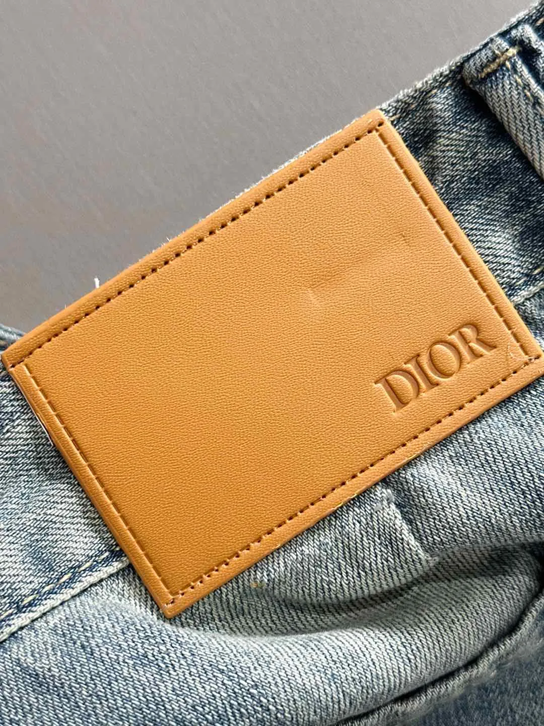 🅿️330 Dior 2025 summer new jeans denim shorts are produced using imported Japanese Denim plain cotton denim fabrics, complete with three standards. The top stone-washed process makes the texture reach the old taste of the 1980s. It is soft, delicate, comfortable and breathable. The color has a modern and fashionable vicissitudes. The upper body is versatile and fashionable! Light luxury, a must-have item for daily commuting! Code number: 28-38 (please state your height and weight when placing an order)