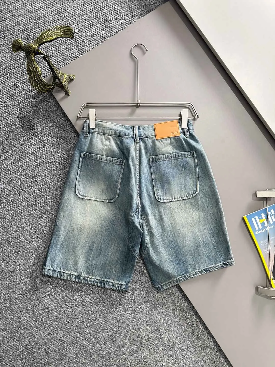 🅿️330 Dior 2025 summer new jeans denim shorts are produced using imported Japanese Denim plain cotton denim fabrics, complete with three standards. The top stone-washed process makes the texture reach the old taste of the 1980s. It is soft, delicate, comfortable and breathable. The color has a modern and fashionable vicissitudes. The upper body is versatile and fashionable! Light luxury, a must-have item for daily commuting! Code number: 28-38 (please state your height and weight when placing an order)