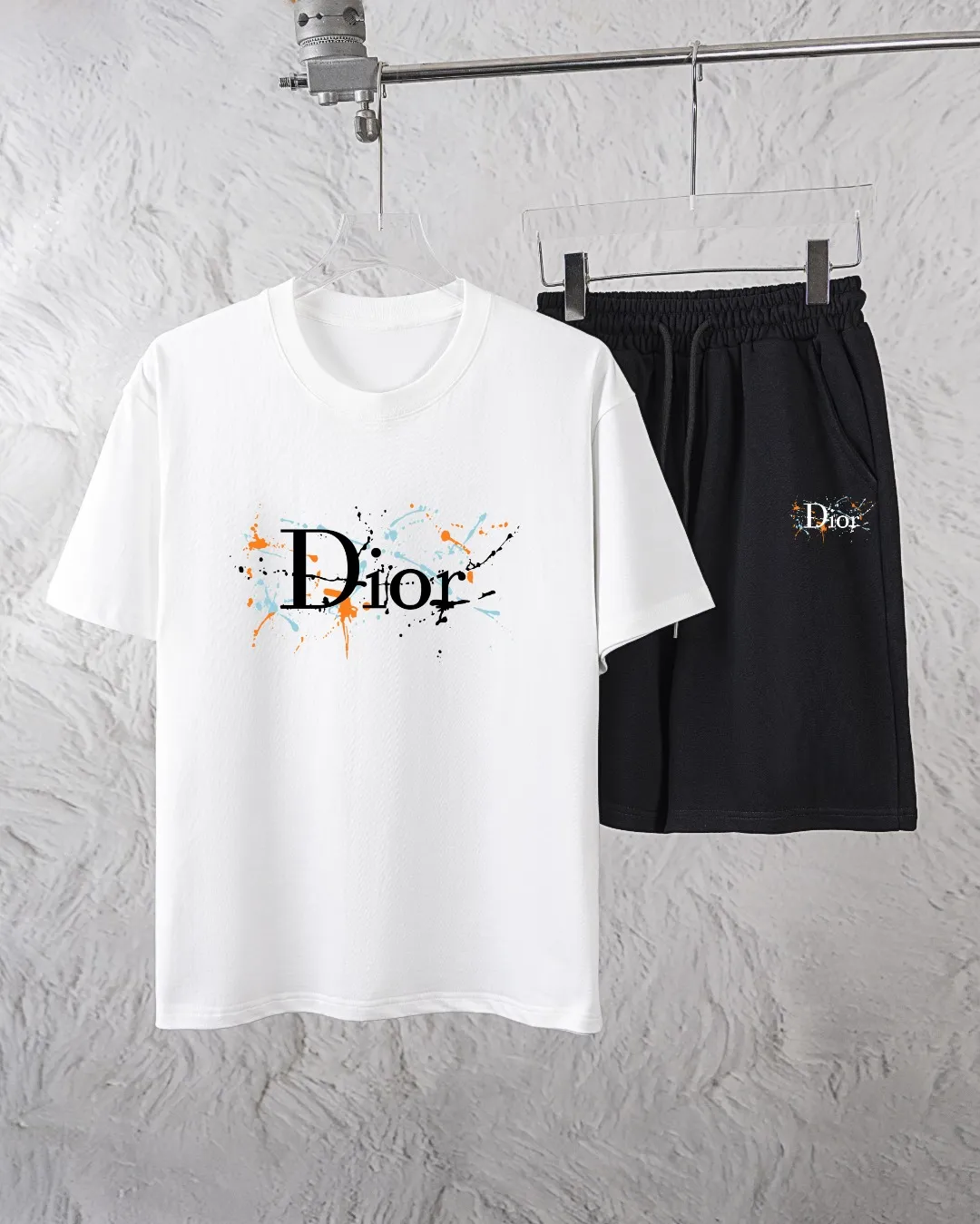 🅿️300 Dior Exclusively provides new trendy men’s fashionable round neck short-sleeved shorts suits, trendy and fashionable casual short-sleeved suits! It has high breathability and comfort, impeccable details, and brand element design concept, reflecting high quality. It presents a casual cut and the upper body shape is great! Material: 250g Xinjiang long-staple cotton short sleeves + 360g pure cotton terry shorts Size: S M L Due to manual measurement, there is a deviation of about 1-3CM in size.