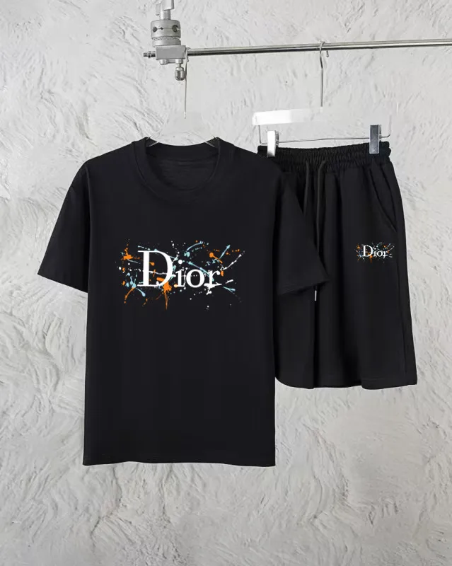 🅿️300 Dior Exclusively provides new trendy men’s fashionable round neck short-sleeved shorts suits, trendy and fashionable casual short-sleeved suits! It has high breathability and comfort, impeccable details, and brand element design concept, reflecting high quality. It presents a casual cut and the upper body shape is great! Material: 250g Xinjiang long-staple cotton short sleeves + 360g pure cotton terry shorts Size: S M L Due to manual measurement, there is a deviation of about 1-3CM in size.