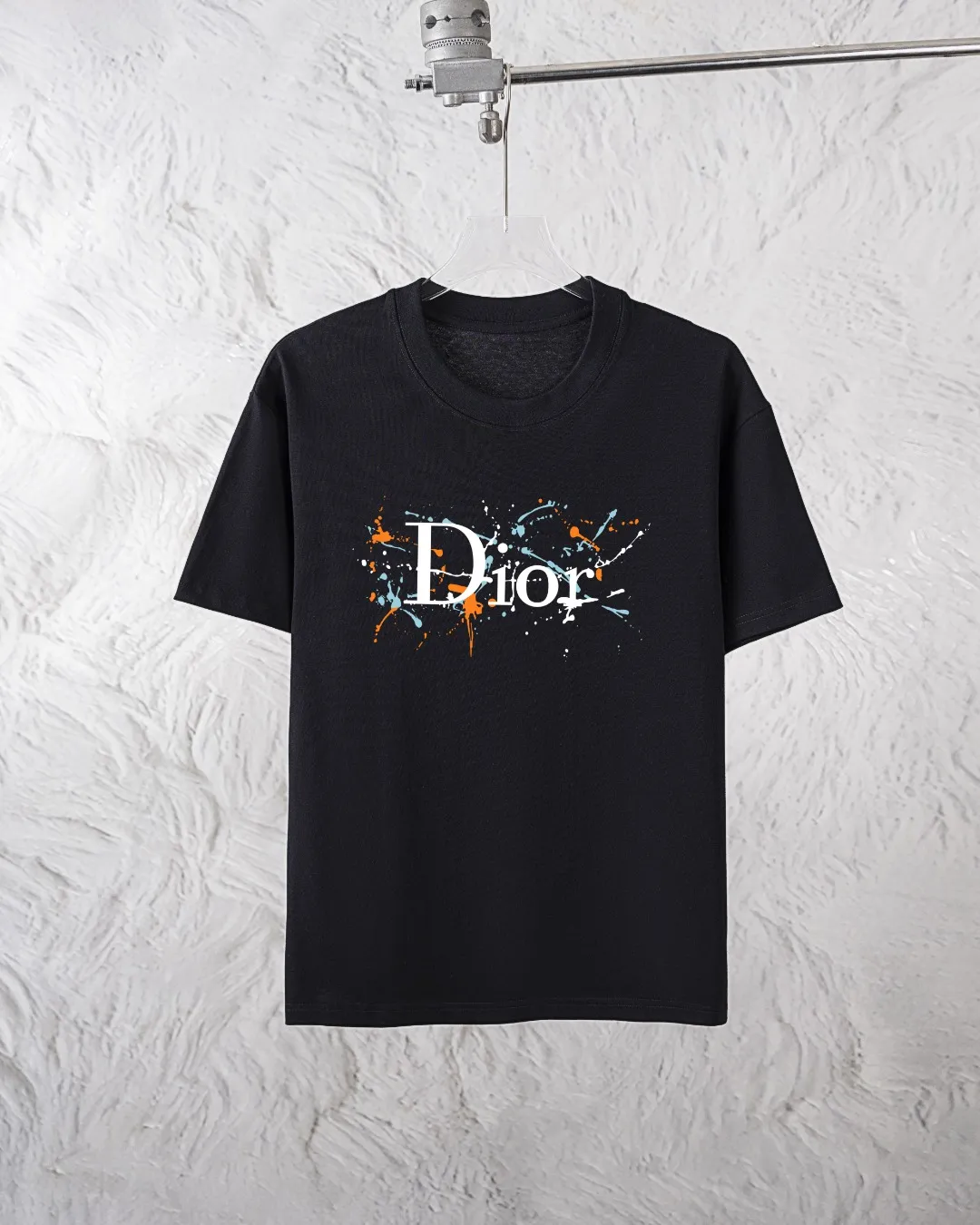 🅿️300 Dior Exclusively provides new trendy men’s fashionable round neck short-sleeved shorts suits, trendy and fashionable casual short-sleeved suits! It has high breathability and comfort, impeccable details, and brand element design concept, reflecting high quality. It presents a casual cut and the upper body shape is great! Material: 250g Xinjiang long-staple cotton short sleeves + 360g pure cotton terry shorts Size: S M L Due to manual measurement, there is a deviation of about 1-3CM in size.
