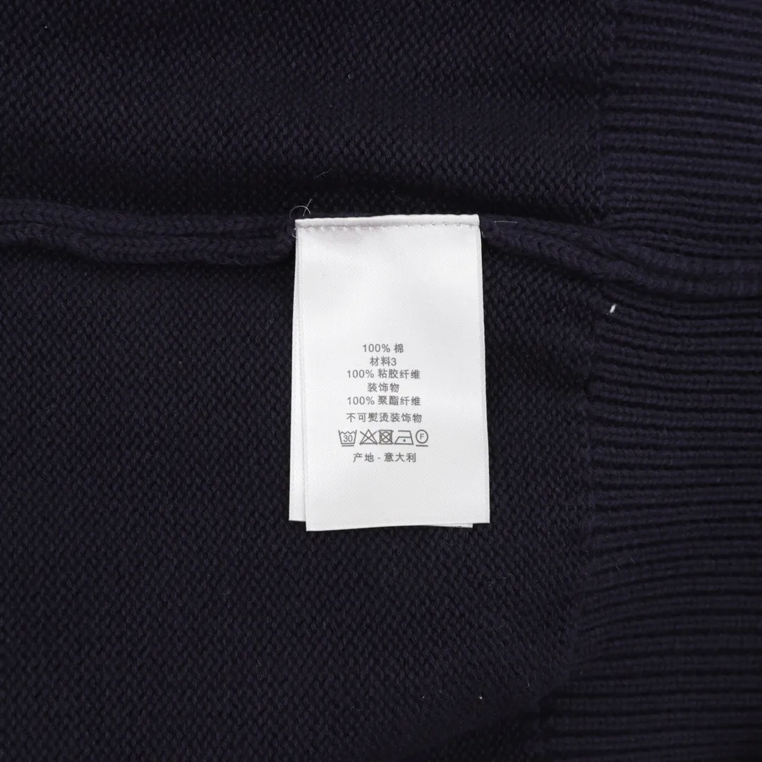 🅿️540 Dior letter embroidered knitted sweater, originally purchased for 13,500 and developed. The fabric is made of 16-count single yarn fabric. This fabric is woven from blended cotton yarn. When paired with a 7-needle machine, the effect is more three-dimensional. The embroidery uses 3D three-dimensional cotton thread embroidery. The embroidery technology is high-density and the number of stitches is sufficient to prevent linting, and the upper body effect is more high-end. This sweater displays the Dior For My Real Friends logo from the DIOR AND HYLTON NEL collaboration. Crafted from blue cotton-blend jersey, it has a regular fit with ribbed details and embroidery on the chest for added style. Size s-l
