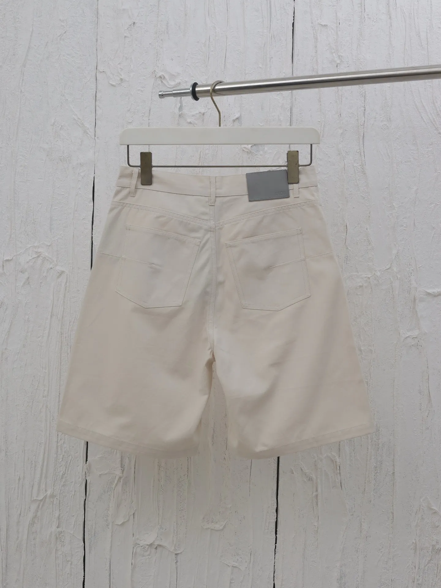 🅿️370 Dio*/Dior 25SS new Mr.’s dog Bobby pattern embroidered shorts are decorated with the Heart logo, highlighting the brand’s initials, highlighting the charm and romantic spirit of the geometric pattern. Crafted from cotton canvas, it features multiple pockets and is enhanced with embroidery of Sir's dog, Bobby. Easily style it with the collection's matching top.  Size: 29/30/31/32