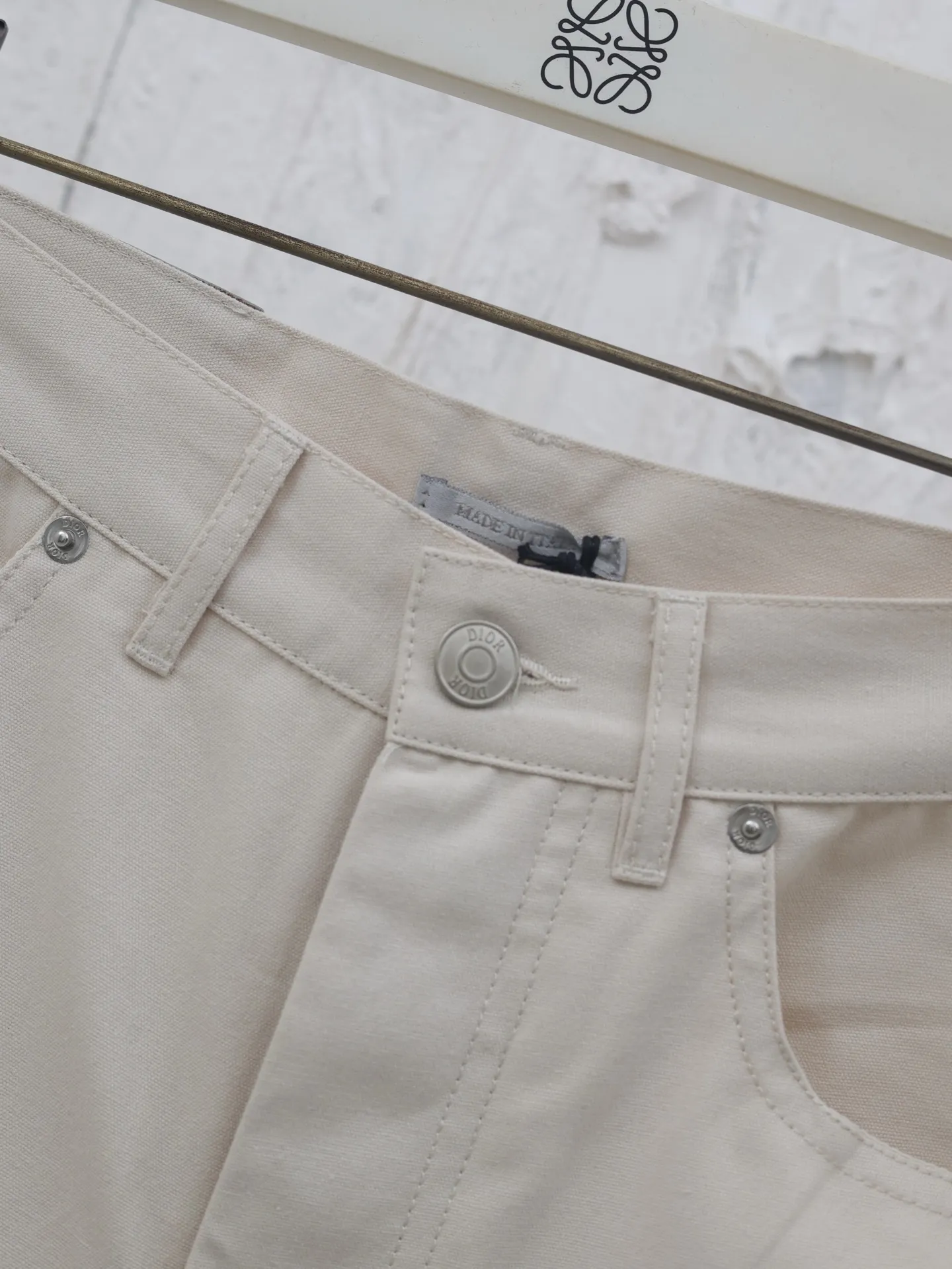🅿️370 Dio*/Dior 25SS new Mr.’s dog Bobby pattern embroidered shorts are decorated with the Heart logo, highlighting the brand’s initials, highlighting the charm and romantic spirit of the geometric pattern. Crafted from cotton canvas, it features multiple pockets and is enhanced with embroidery of Sir's dog, Bobby. Easily style it with the collection's matching top.  Size: 29/30/31/32