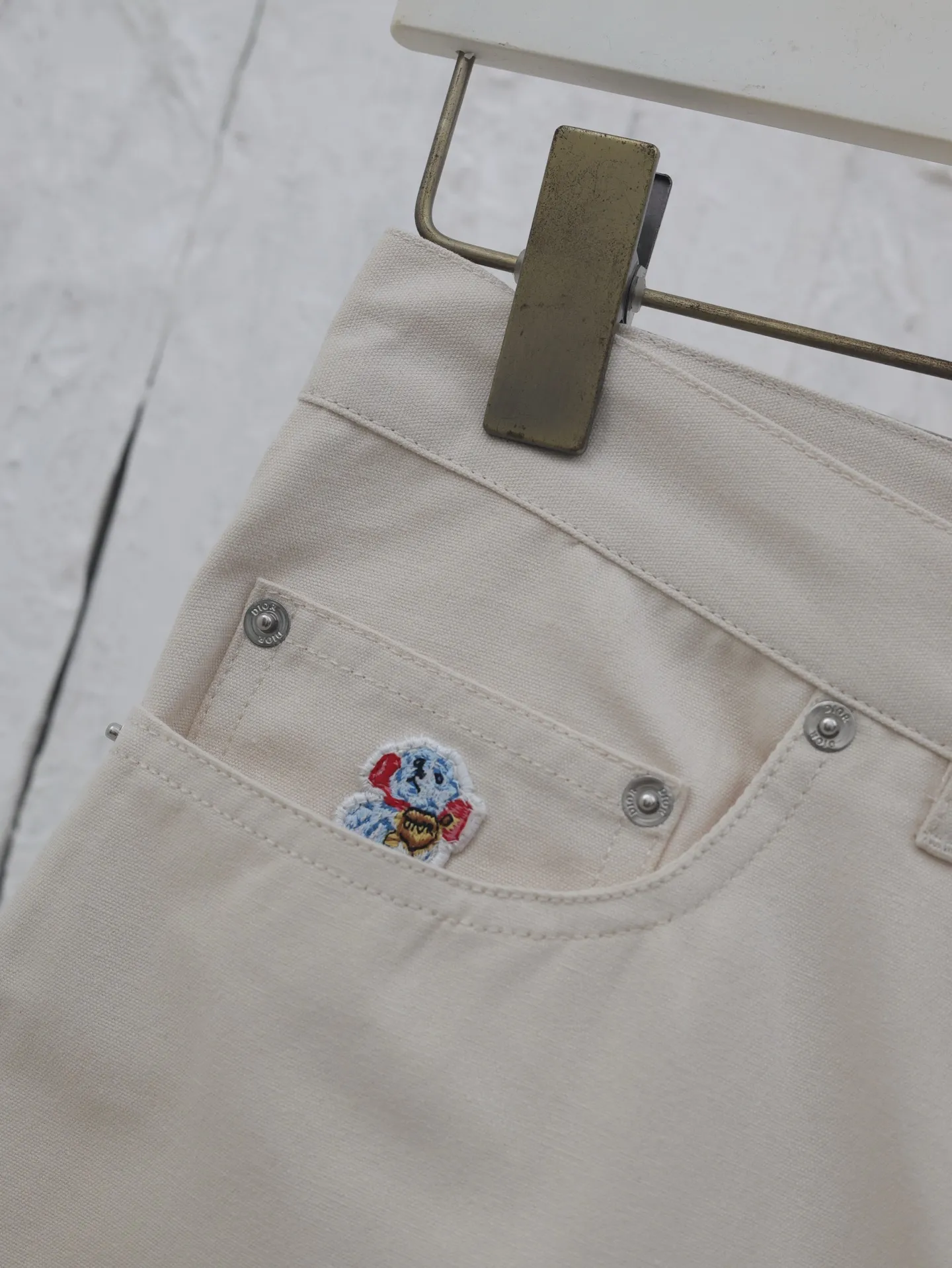 🅿️370 Dio*/Dior 25SS new Mr.’s dog Bobby pattern embroidered shorts are decorated with the Heart logo, highlighting the brand’s initials, highlighting the charm and romantic spirit of the geometric pattern. Crafted from cotton canvas, it features multiple pockets and is enhanced with embroidery of Sir's dog, Bobby. Easily style it with the collection's matching top.  Size: 29/30/31/32