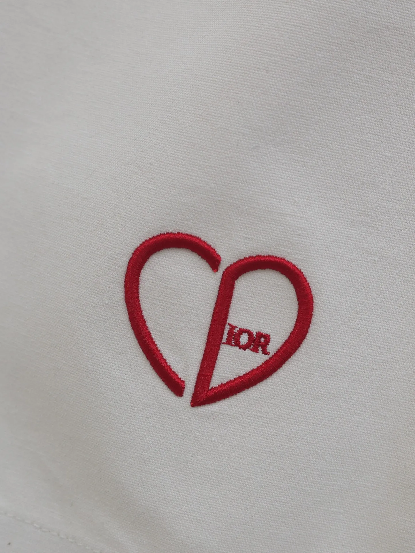 🅿️370 Dio*/Dior 25SS new Mr.’s dog Bobby pattern embroidered shorts are decorated with the Heart logo, highlighting the brand’s initials, highlighting the charm and romantic spirit of the geometric pattern. Crafted from cotton canvas, it features multiple pockets and is enhanced with embroidery of Sir's dog, Bobby. Easily style it with the collection's matching top.  Size: 29/30/31/32