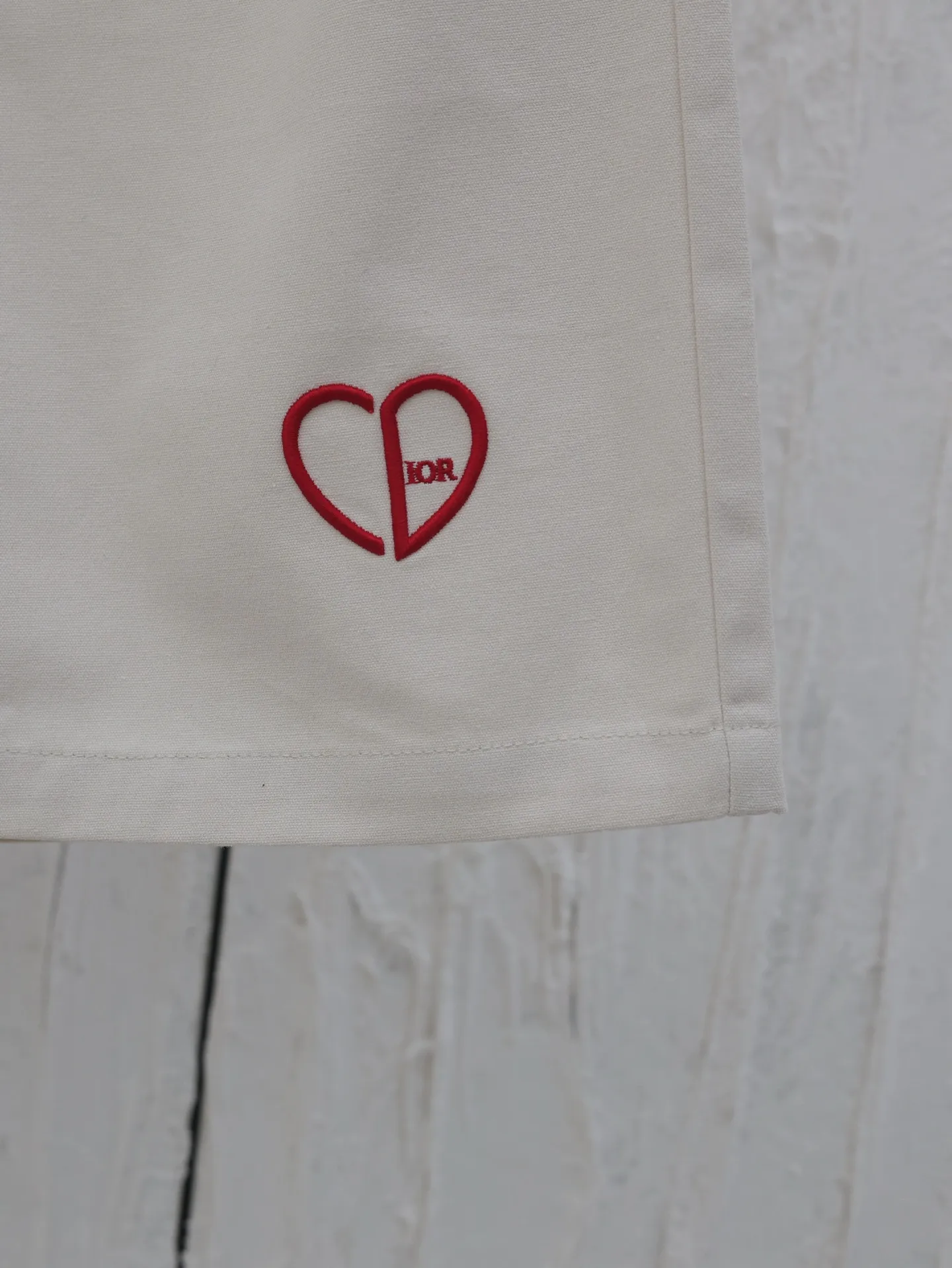 🅿️370 Dio*/Dior 25SS new Mr.’s dog Bobby pattern embroidered shorts are decorated with the Heart logo, highlighting the brand’s initials, highlighting the charm and romantic spirit of the geometric pattern. Crafted from cotton canvas, it features multiple pockets and is enhanced with embroidery of Sir's dog, Bobby. Easily style it with the collection's matching top.  Size: 29/30/31/32