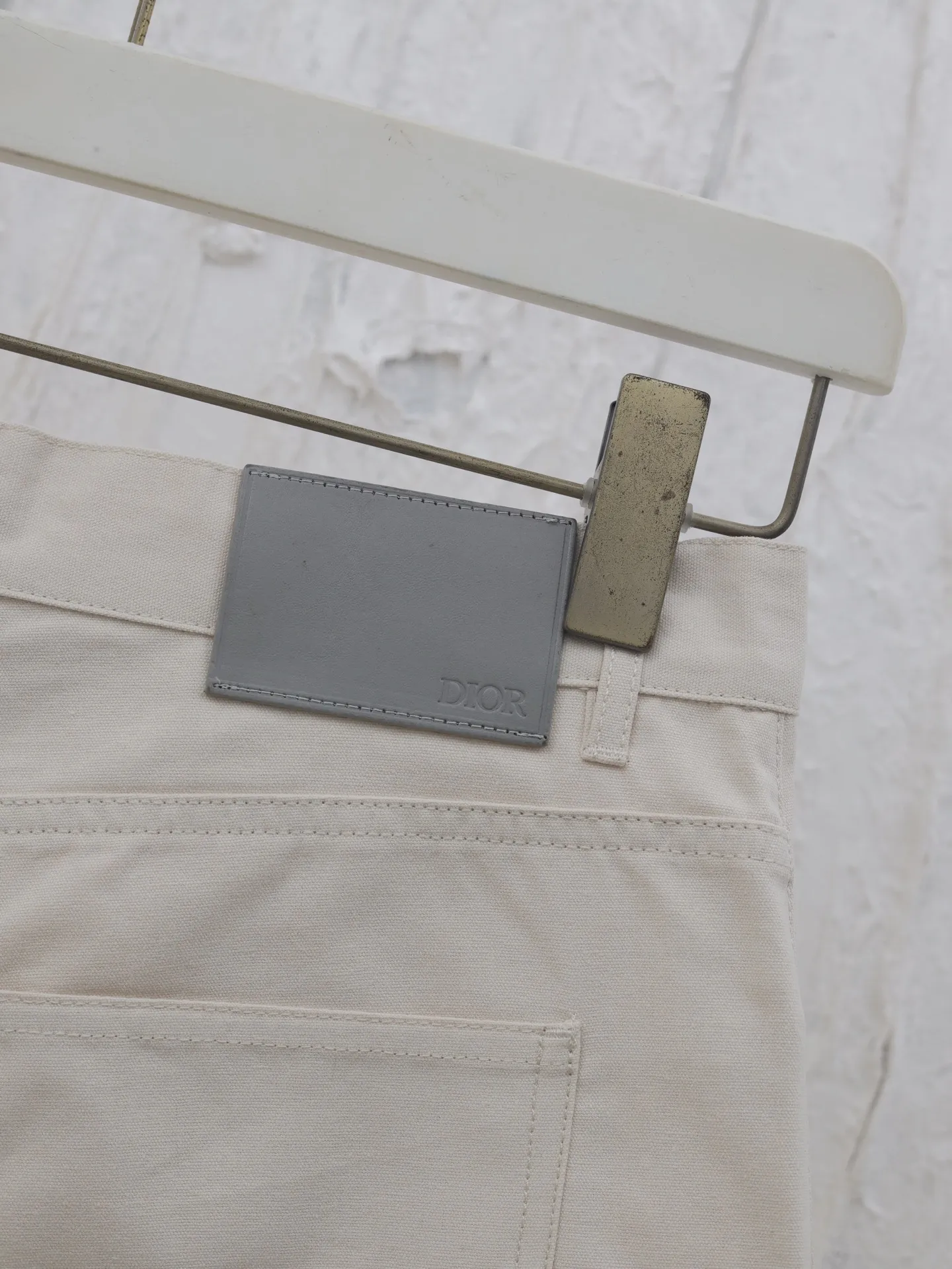 🅿️370 Dio*/Dior 25SS new Mr.’s dog Bobby pattern embroidered shorts are decorated with the Heart logo, highlighting the brand’s initials, highlighting the charm and romantic spirit of the geometric pattern. Crafted from cotton canvas, it features multiple pockets and is enhanced with embroidery of Sir's dog, Bobby. Easily style it with the collection's matching top.  Size: 29/30/31/32
