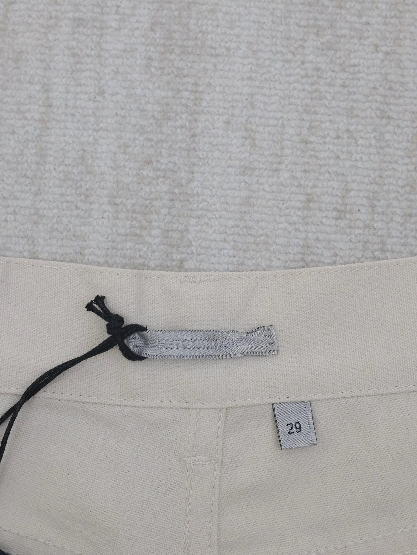 🅿️370 Dio*/Dior 25SS new Mr.’s dog Bobby pattern embroidered shorts are decorated with the Heart logo, highlighting the brand’s initials, highlighting the charm and romantic spirit of the geometric pattern. Crafted from cotton canvas, it features multiple pockets and is enhanced with embroidery of Sir's dog, Bobby. Easily style it with the collection's matching top.  Size: 29/30/31/32