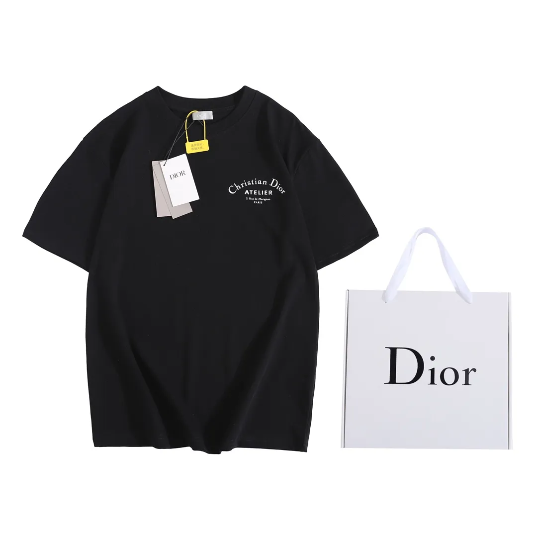 🅿️190 (with suitcase +5) CD slogan printed short-sleeved T-shirt. Fabric: Specification uses 16-count single yarn, 230g, 100% cotton. Lamborghini in knitting. If you can’t find it in stock in the market, you must have it custom-woven and dyed! The fabric was taken back and washed, and there was a layer of white mist on the surface, which was consistent with the original product. It belongs to a highly sensitive special color system and is the most difficult challenge in the industry. Our requirement for the fabric is that it must be consistent under UV light d65 light... Different light colors are consistent with the colors displayed by zp. The market is the most consistent under primary color lights! Imported dyes were used, and it only took half a month to adjust the color. It is impossible to achieve this color with ordinary dyes, and it was changed nearly seven or eight times! You can imagine how difficult it is to operate this one! The fabric cost is twice that of ordinary color fabrics, and the cost is extremely expensive! I can’t claim that the fabric restoration is 100%, but I’m sure it’s 98% consistent! zpEvery item has differences, not to mention us! At present, I have not seen any color in the market that is closer to ZP than ours. All major versions are welcome to come and compare 🆚 Printing: Using imported glue, no burrs, the printing texture is clearly visible, the printing details can be seen in the picture, and even the appraiser can’t fault it! The wiring workmanship is completely consistent with ZP, with 0 errors. I supervise the whole process and it is impeccable! Size: XS S M L