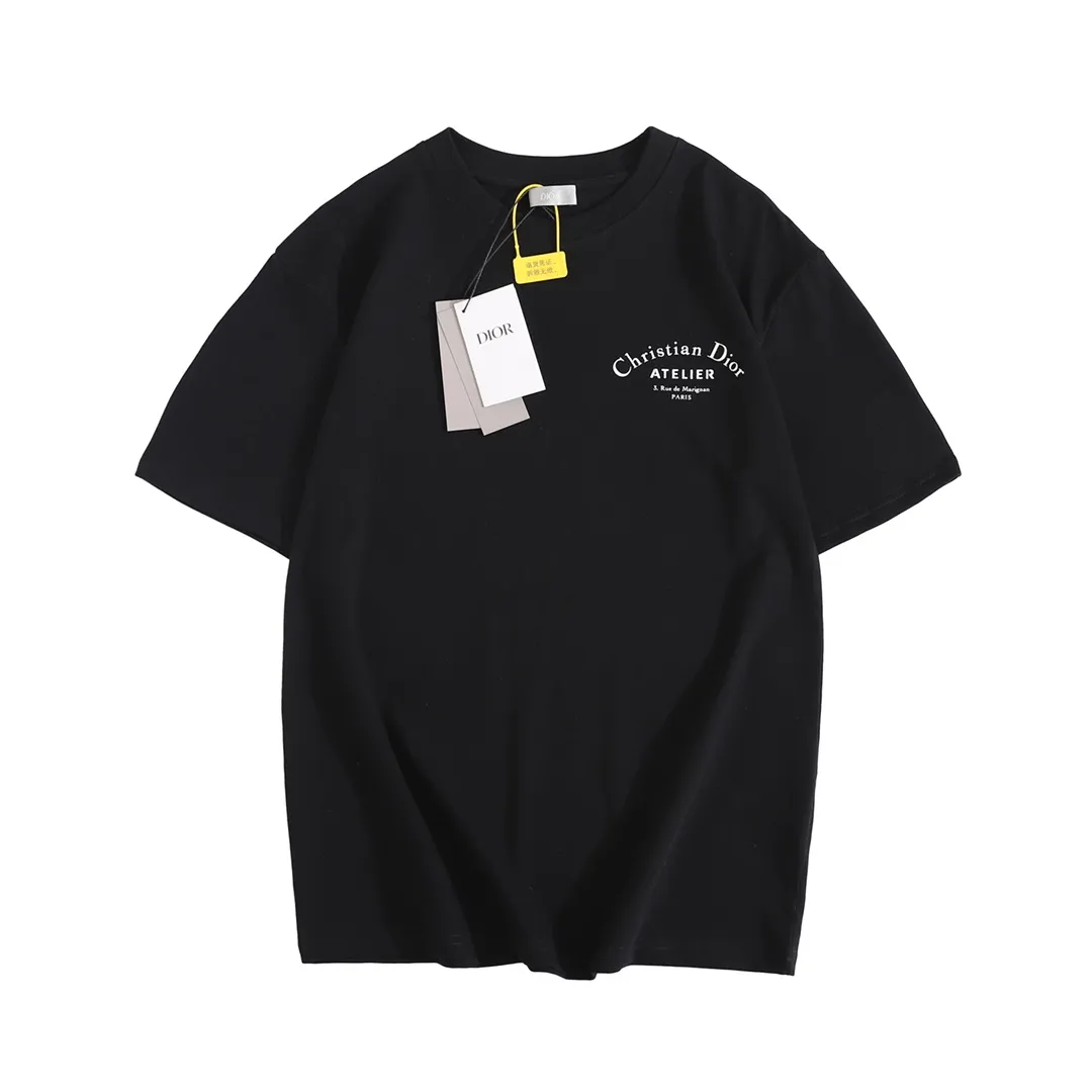🅿️190 (with suitcase +5) CD slogan printed short-sleeved T-shirt. Fabric: Specification uses 16-count single yarn, 230g, 100% cotton. Lamborghini in knitting. If you can’t find it in stock in the market, you must have it custom-woven and dyed! The fabric was taken back and washed, and there was a layer of white mist on the surface, which was consistent with the original product. It belongs to a highly sensitive special color system and is the most difficult challenge in the industry. Our requirement for the fabric is that it must be consistent under UV light d65 light... Different light colors are consistent with the colors displayed by zp. The market is the most consistent under primary color lights! Imported dyes were used, and it only took half a month to adjust the color. It is impossible to achieve this color with ordinary dyes, and it was changed nearly seven or eight times! You can imagine how difficult it is to operate this one! The fabric cost is twice that of ordinary color fabrics, and the cost is extremely expensive! I can’t claim that the fabric restoration is 100%, but I’m sure it’s 98% consistent! zpEvery item has differences, not to mention us! At present, I have not seen any color in the market that is closer to ZP than ours. All major versions are welcome to come and compare 🆚 Printing: Using imported glue, no burrs, the printing texture is clearly visible, the printing details can be seen in the picture, and even the appraiser can’t fault it! The wiring workmanship is completely consistent with ZP, with 0 errors. I supervise the whole process and it is impeccable! Size: XS S M L