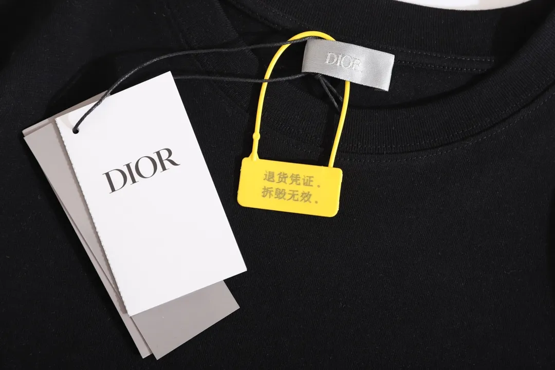 🅿️190 (with suitcase +5) CD slogan printed short-sleeved T-shirt. Fabric: Specification uses 16-count single yarn, 230g, 100% cotton. Lamborghini in knitting. If you can’t find it in stock in the market, you must have it custom-woven and dyed! The fabric was taken back and washed, and there was a layer of white mist on the surface, which was consistent with the original product. It belongs to a highly sensitive special color system and is the most difficult challenge in the industry. Our requirement for the fabric is that it must be consistent under UV light d65 light... Different light colors are consistent with the colors displayed by zp. The market is the most consistent under primary color lights! Imported dyes were used, and it only took half a month to adjust the color. It is impossible to achieve this color with ordinary dyes, and it was changed nearly seven or eight times! You can imagine how difficult it is to operate this one! The fabric cost is twice that of ordinary color fabrics, and the cost is extremely expensive! I can’t claim that the fabric restoration is 100%, but I’m sure it’s 98% consistent! zpEvery item has differences, not to mention us! At present, I have not seen any color in the market that is closer to ZP than ours. All major versions are welcome to come and compare 🆚 Printing: Using imported glue, no burrs, the printing texture is clearly visible, the printing details can be seen in the picture, and even the appraiser can’t fault it! The wiring workmanship is completely consistent with ZP, with 0 errors. I supervise the whole process and it is impeccable! Size: XS S M L