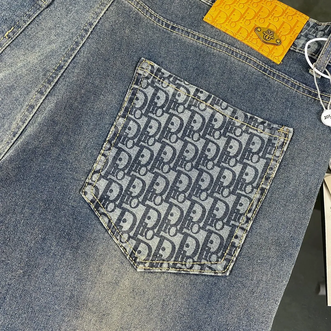 🅿️260 2024ss Dior Dior spring counter new product pocket jacquard super soft leather label Little Bee straight jeans Dior's latest top material super soft high cotton washed denim fabric! The washing cost of each piece is as much as three times that of conventional craftsmanship. The touch is extremely delicate. Once you get the actual item, you really can’t put it down. It has a full sense of high-end! The real counters use materials worth more than a thousand yuan, giving you an unparalleled sense of luxury!  Details after details! The latest first launch model! The whole body has a simple and elegant design, and the back pockets of the pants are made of high-quality craftsmanship. The belt is extremely exquisite! Real materials inside, just for the ultimate touch, without sacrificing high cost!  World premiere new product! Hot-selling items at the counter, the ultimate luxury! Whether it is for personal wear or as a gift, it is a king-level choice! No pressure to manage any large business occasions and high-end private clubs! Highly recommended to buy!   Color: Denim blue Size: S M L XL equivalent to 30 32 34 36