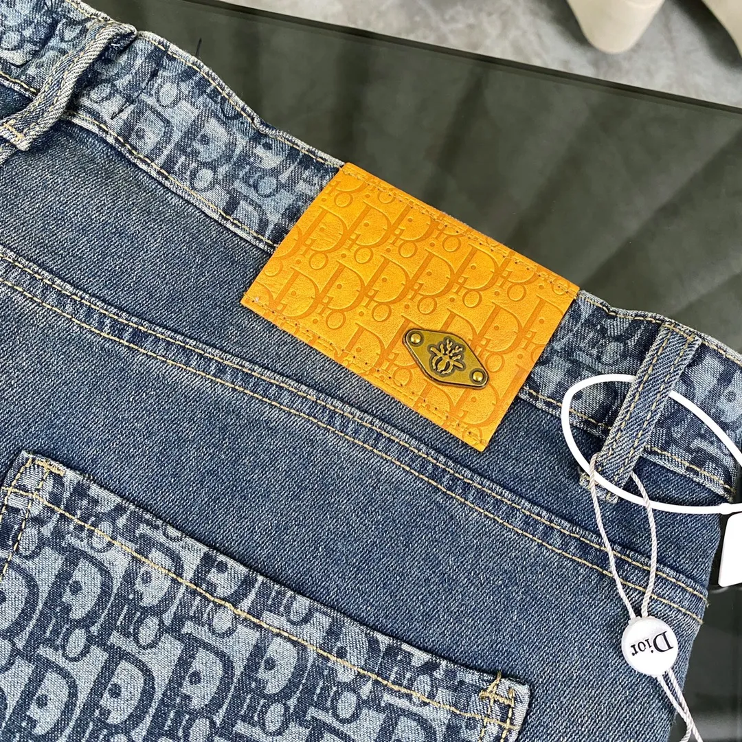 🅿️260 2024ss Dior Dior spring counter new product pocket jacquard super soft leather label Little Bee straight jeans Dior's latest top material super soft high cotton washed denim fabric! The washing cost of each piece is as much as three times that of conventional craftsmanship. The touch is extremely delicate. Once you get the actual item, you really can’t put it down. It has a full sense of high-end! The real counters use materials worth more than a thousand yuan, giving you an unparalleled sense of luxury!  Details after details! The latest first launch model! The whole body has a simple and elegant design, and the back pockets of the pants are made of high-quality craftsmanship. The belt is extremely exquisite! Real materials inside, just for the ultimate touch, without sacrificing high cost!  World premiere new product! Hot-selling items at the counter, the ultimate luxury! Whether it is for personal wear or as a gift, it is a king-level choice! No pressure to manage any large business occasions and high-end private clubs! Highly recommended to buy!   Color: Denim blue Size: S M L XL equivalent to 30 32 34 36