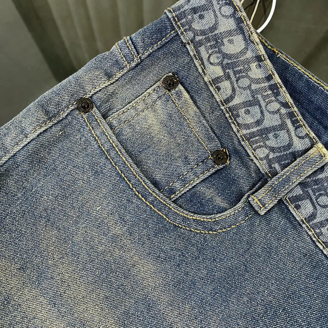 🅿️260 2024ss Dior Dior spring counter new product pocket jacquard super soft leather label Little Bee straight jeans Dior's latest top material super soft high cotton washed denim fabric! The washing cost of each piece is as much as three times that of conventional craftsmanship. The touch is extremely delicate. Once you get the actual item, you really can’t put it down. It has a full sense of high-end! The real counters use materials worth more than a thousand yuan, giving you an unparalleled sense of luxury!  Details after details! The latest first launch model! The whole body has a simple and elegant design, and the back pockets of the pants are made of high-quality craftsmanship. The belt is extremely exquisite! Real materials inside, just for the ultimate touch, without sacrificing high cost!  World premiere new product! Hot-selling items at the counter, the ultimate luxury! Whether it is for personal wear or as a gift, it is a king-level choice! No pressure to manage any large business occasions and high-end private clubs! Highly recommended to buy!   Color: Denim blue Size: S M L XL equivalent to 30 32 34 36