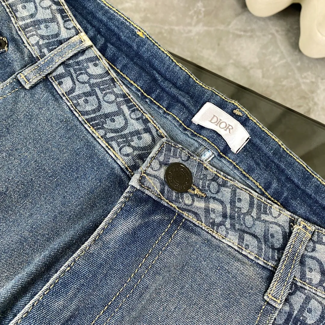 🅿️260 2024ss Dior Dior spring counter new product pocket jacquard super soft leather label Little Bee straight jeans Dior's latest top material super soft high cotton washed denim fabric! The washing cost of each piece is as much as three times that of conventional craftsmanship. The touch is extremely delicate. Once you get the actual item, you really can’t put it down. It has a full sense of high-end! The real counters use materials worth more than a thousand yuan, giving you an unparalleled sense of luxury!  Details after details! The latest first launch model! The whole body has a simple and elegant design, and the back pockets of the pants are made of high-quality craftsmanship. The belt is extremely exquisite! Real materials inside, just for the ultimate touch, without sacrificing high cost!  World premiere new product! Hot-selling items at the counter, the ultimate luxury! Whether it is for personal wear or as a gift, it is a king-level choice! No pressure to manage any large business occasions and high-end private clubs! Highly recommended to buy!   Color: Denim blue Size: S M L XL equivalent to 30 32 34 36