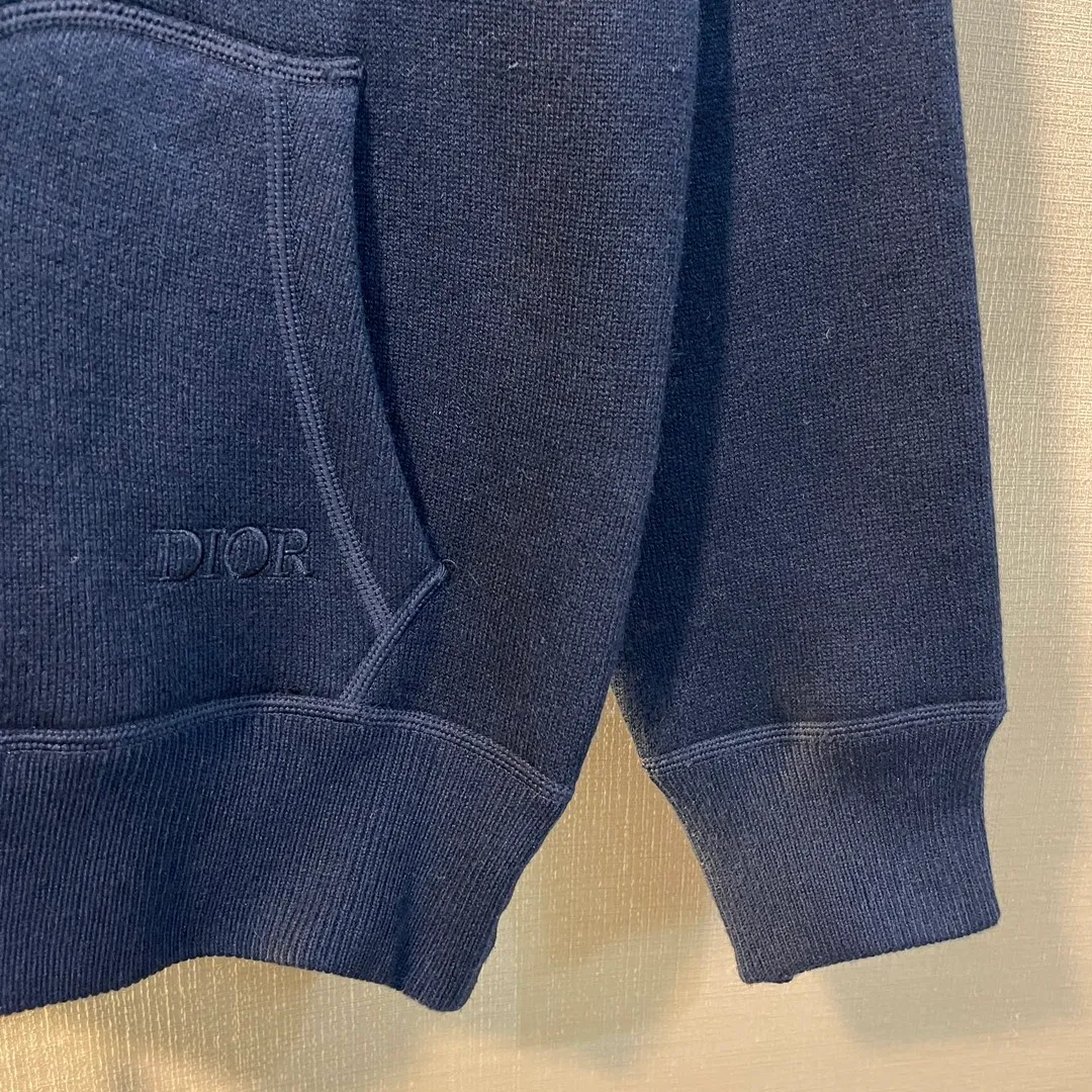 🅿️620 Dio*/CD Dior 22SS evergreen casual sports hooded sweatshirt cardigan reversible cashmere presbyopic letter zipper jacket Size: 36/38/40/42 Good-looking, easy to wear and easy to match, can be easily controlled by all body types. This cardigan is comfortable to wear and exudes casual charm. It is carefully made of wool and cashmere blended knitted fabric. The interior is decorated with "CHRISTIAN DIOR" logo, which is exquisite and elegant. Reversible adds elegance to casual looks