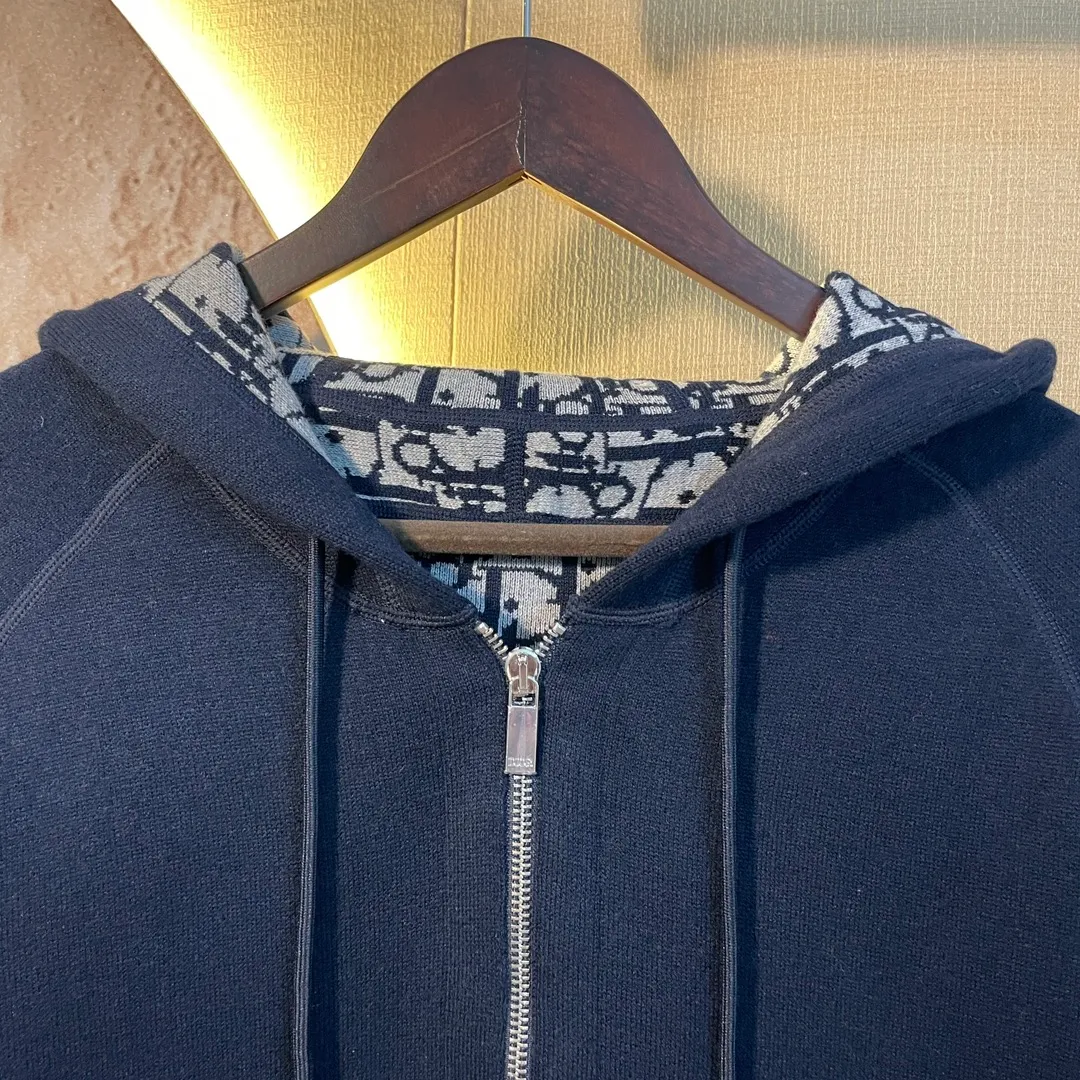 🅿️620 Dio*/CD Dior 22SS evergreen casual sports hooded sweatshirt cardigan reversible cashmere presbyopic letter zipper jacket Size: 36/38/40/42 Good-looking, easy to wear and easy to match, can be easily controlled by all body types. This cardigan is comfortable to wear and exudes casual charm. It is carefully made of wool and cashmere blended knitted fabric. The interior is decorated with "CHRISTIAN DIOR" logo, which is exquisite and elegant. Reversible adds elegance to casual looks