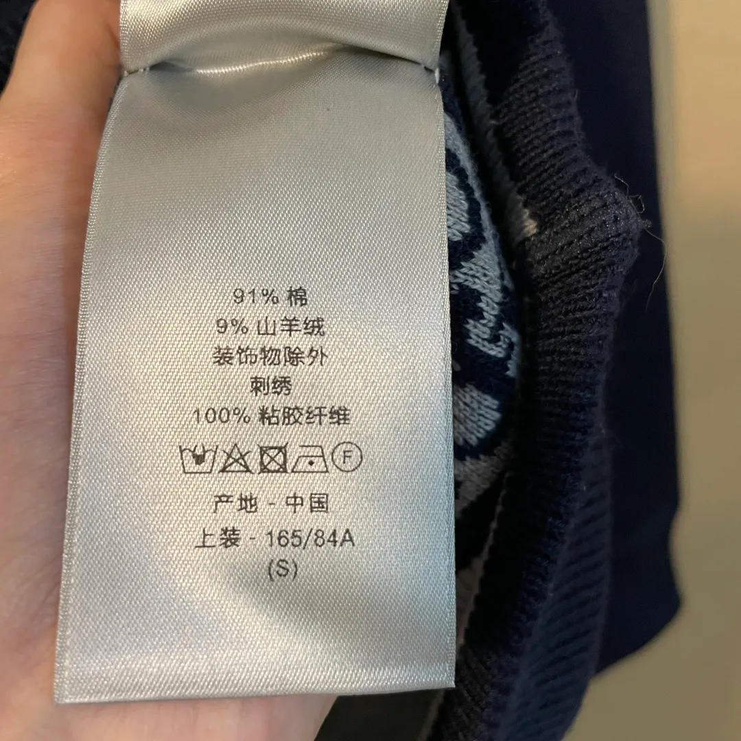 🅿️620 Dio*/CD Dior 22SS evergreen casual sports hooded sweatshirt cardigan reversible cashmere presbyopic letter zipper jacket Size: 36/38/40/42 Good-looking, easy to wear and easy to match, can be easily controlled by all body types. This cardigan is comfortable to wear and exudes casual charm. It is carefully made of wool and cashmere blended knitted fabric. The interior is decorated with "CHRISTIAN DIOR" logo, which is exquisite and elegant. Reversible adds elegance to casual looks
