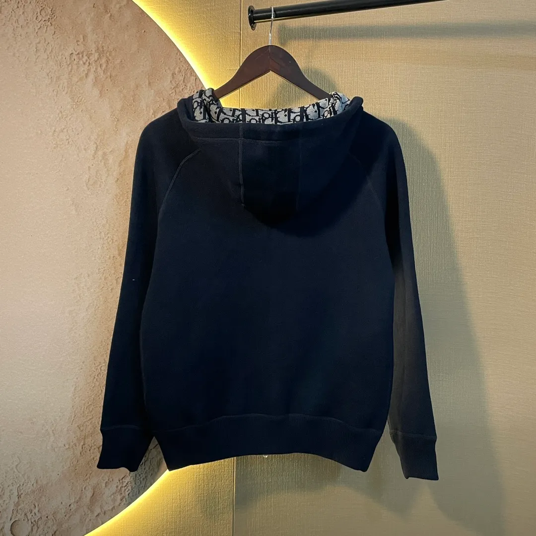 🅿️620 Dio*/CD Dior 22SS evergreen casual sports hooded sweatshirt cardigan reversible cashmere presbyopic letter zipper jacket Size: 36/38/40/42 Good-looking, easy to wear and easy to match, can be easily controlled by all body types. This cardigan is comfortable to wear and exudes casual charm. It is carefully made of wool and cashmere blended knitted fabric. The interior is decorated with "CHRISTIAN DIOR" logo, which is exquisite and elegant. Reversible adds elegance to casual looks