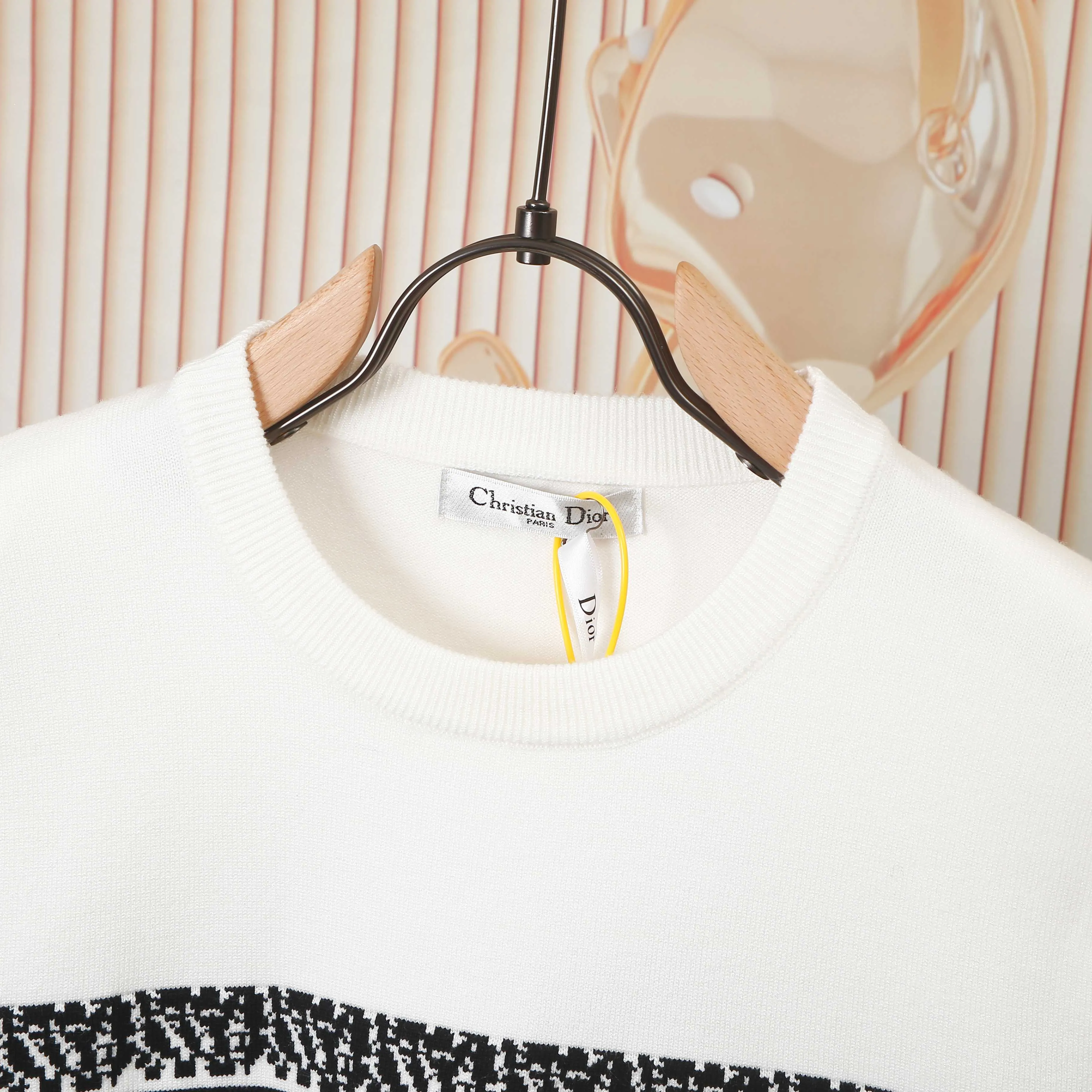 🅿️250 DIOR High-quality classic jacquard knitted sweater casual top for couples Dior classic series Exquisite and delicate craftsmanship The fabric is silky and super breathable, comfortable to the touch, high-grade and supple. Spun knitted elastic fabric is light and breathable without any sense of restraint. It is very youthful and energetic. Both men and women can easily control it. It is very in line with the fashion aesthetic concept of today's young people. The wearing effect is invincible, beautiful and handsome. A must-have for autumn and winter couples. Complete three standards. Same style for men and women. Model D8933 Color: Black White Size: S M L XL
