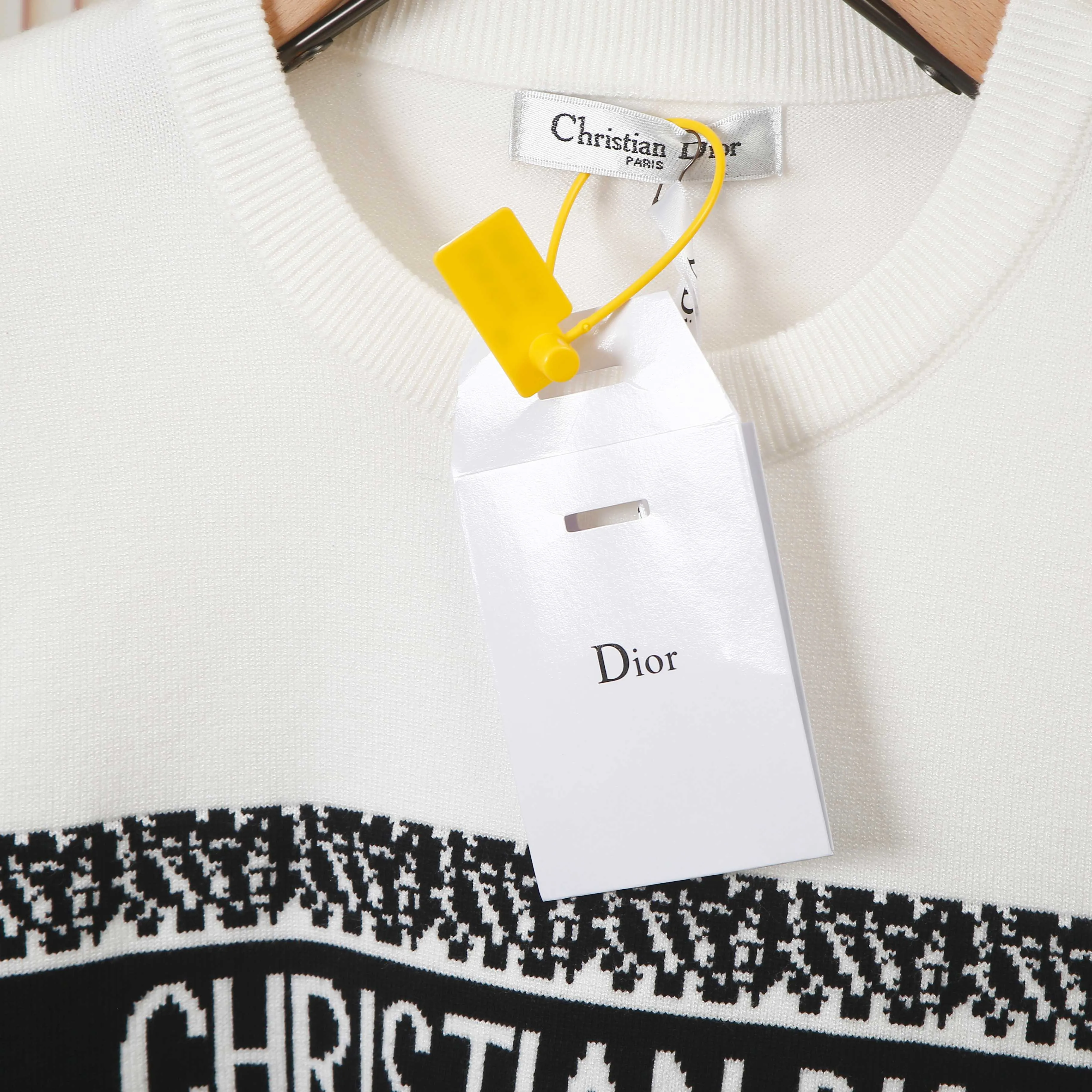 🅿️250 DIOR High-quality classic jacquard knitted sweater casual top for couples Dior classic series Exquisite and delicate craftsmanship The fabric is silky and super breathable, comfortable to the touch, high-grade and supple. Spun knitted elastic fabric is light and breathable without any sense of restraint. It is very youthful and energetic. Both men and women can easily control it. It is very in line with the fashion aesthetic concept of today's young people. The wearing effect is invincible, beautiful and handsome. A must-have for autumn and winter couples. Complete three standards. Same style for men and women. Model D8933 Color: Black White Size: S M L XL