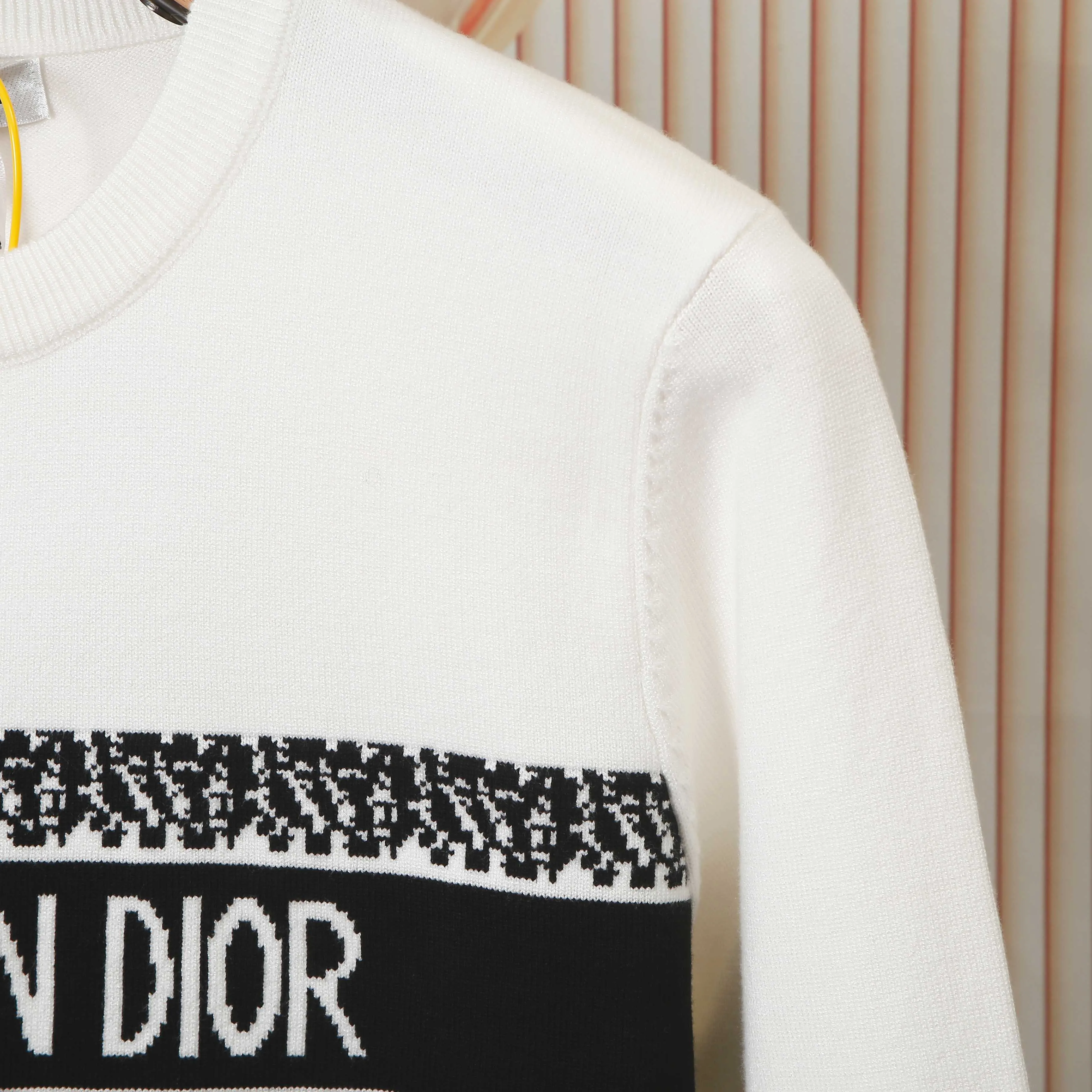 🅿️250 DIOR High-quality classic jacquard knitted sweater casual top for couples Dior classic series Exquisite and delicate craftsmanship The fabric is silky and super breathable, comfortable to the touch, high-grade and supple. Spun knitted elastic fabric is light and breathable without any sense of restraint. It is very youthful and energetic. Both men and women can easily control it. It is very in line with the fashion aesthetic concept of today's young people. The wearing effect is invincible, beautiful and handsome. A must-have for autumn and winter couples. Complete three standards. Same style for men and women. Model D8933 Color: Black White Size: S M L XL