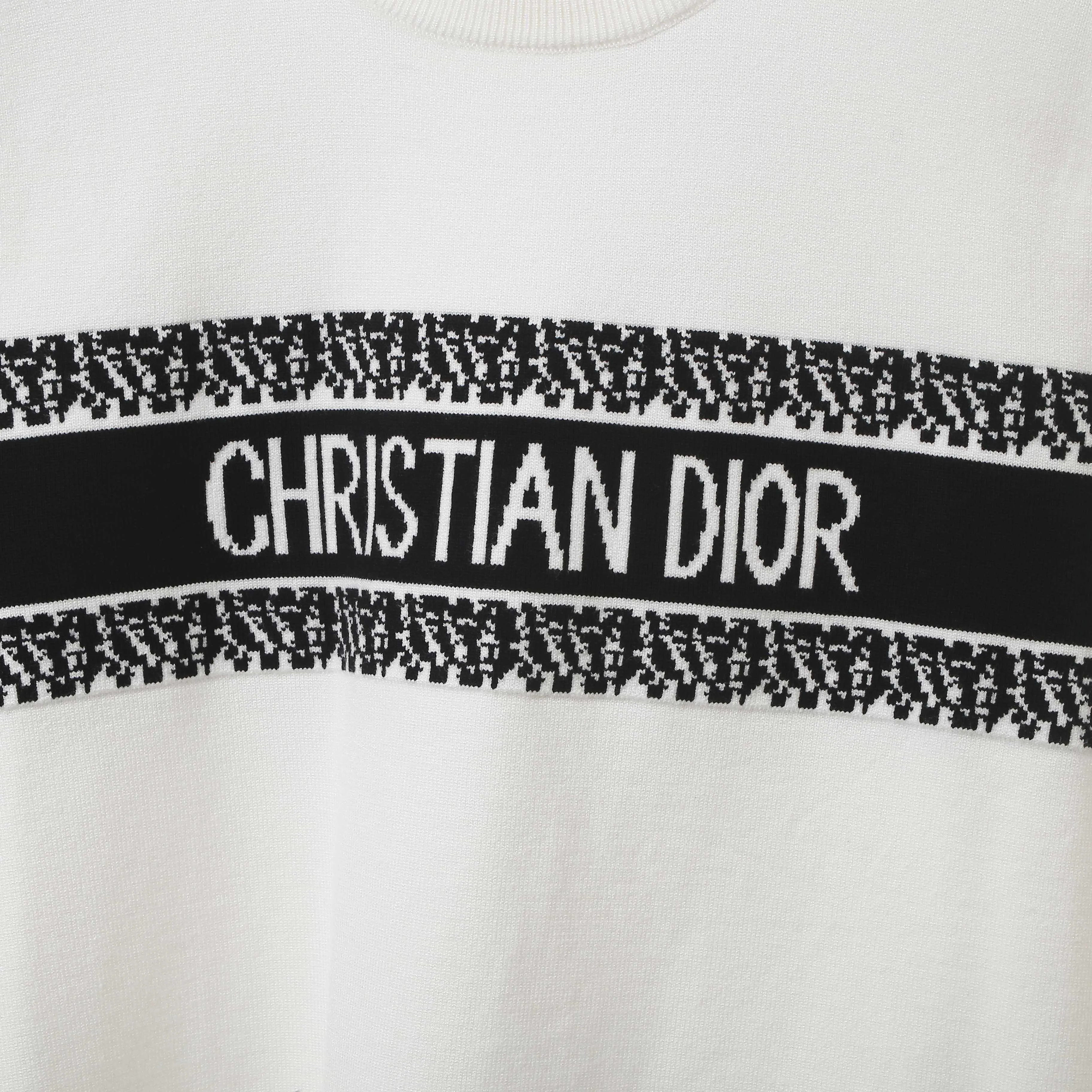 🅿️250 DIOR High-quality classic jacquard knitted sweater casual top for couples Dior classic series Exquisite and delicate craftsmanship The fabric is silky and super breathable, comfortable to the touch, high-grade and supple. Spun knitted elastic fabric is light and breathable without any sense of restraint. It is very youthful and energetic. Both men and women can easily control it. It is very in line with the fashion aesthetic concept of today's young people. The wearing effect is invincible, beautiful and handsome. A must-have for autumn and winter couples. Complete three standards. Same style for men and women. Model D8933 Color: Black White Size: S M L XL